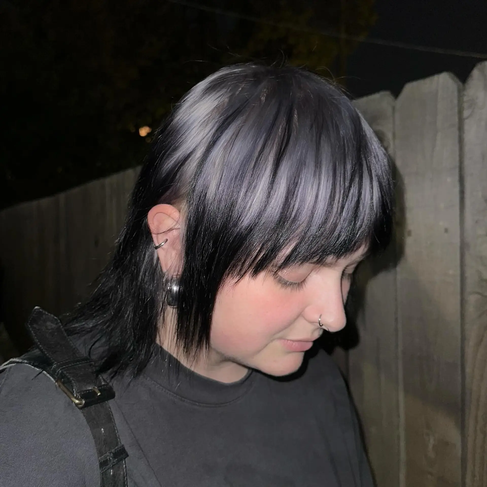 This trendy, medium-length hairstyle features a modern mullet cut with a bold two-tone color contrast. 2