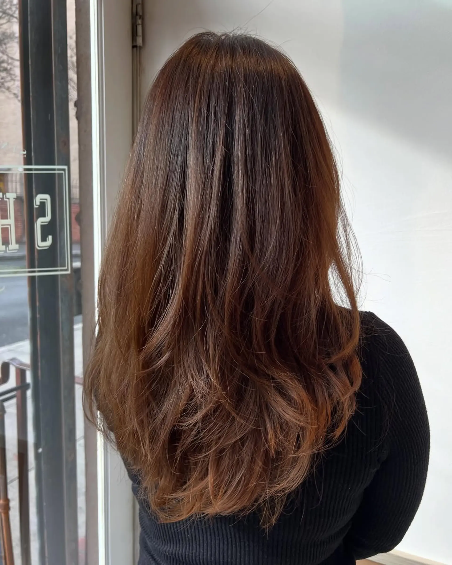 Long layered waves with a bronzed balayage. 1