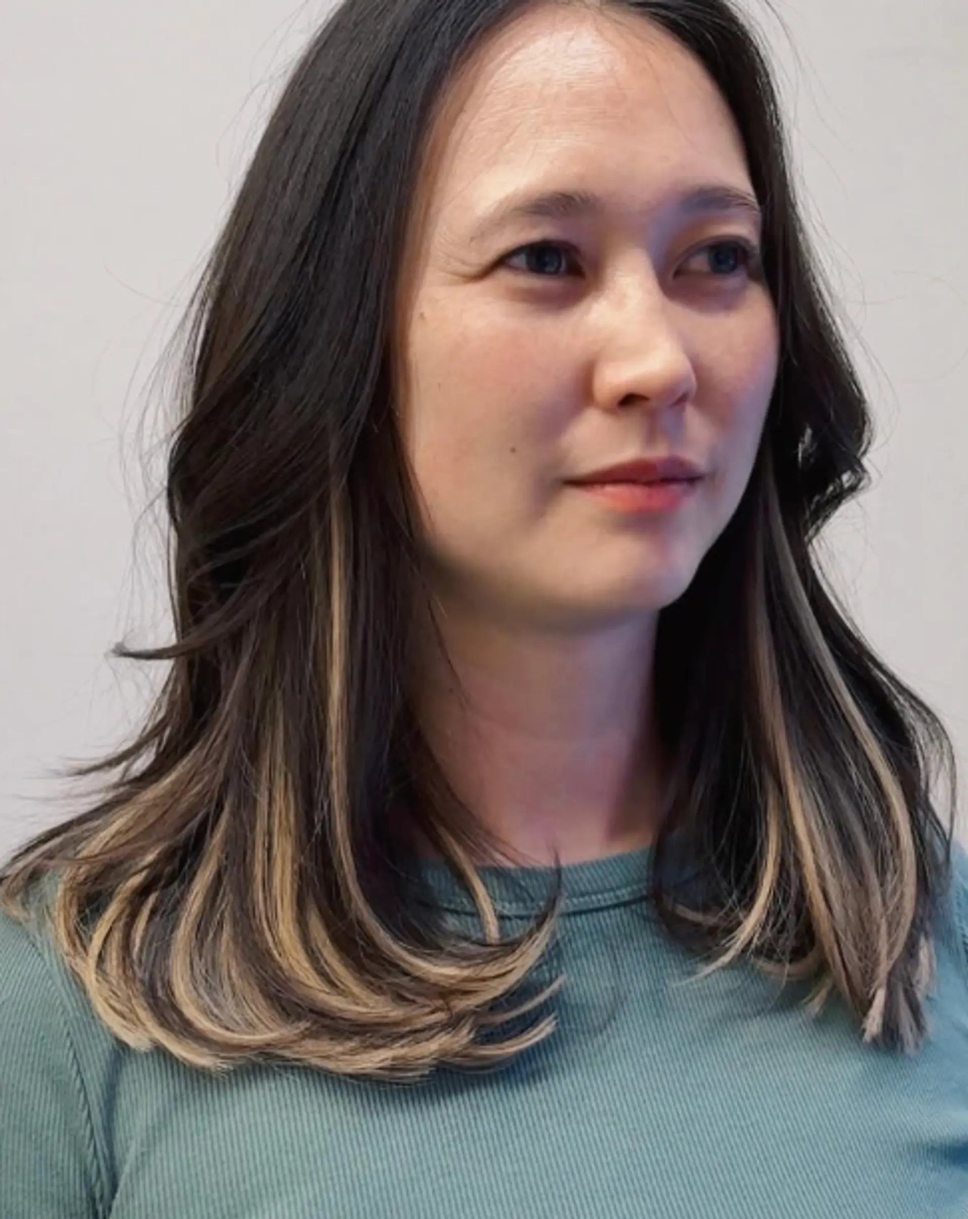 Blonde highlights without bleaching? Megan used keratin tip extensions to create a secret color effect! As a result - beautiful color, more volume and no damage 🩵 1