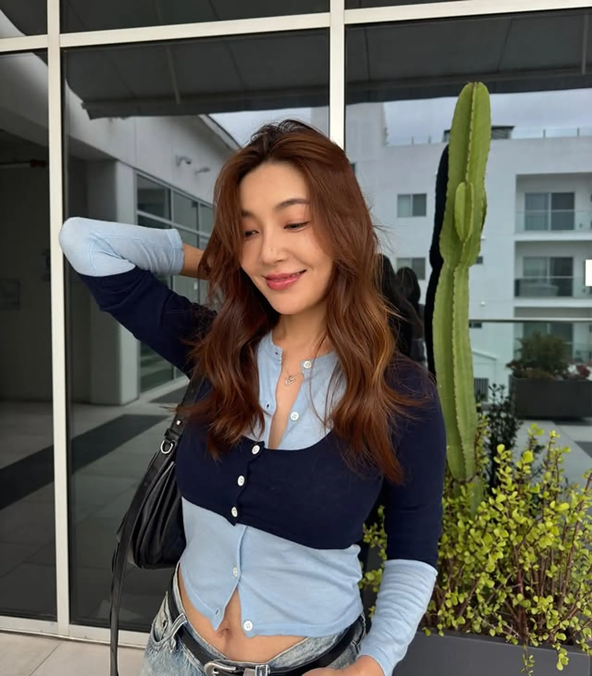 A stylish and effortless medium-length cut with soft waves and layered ends. 1