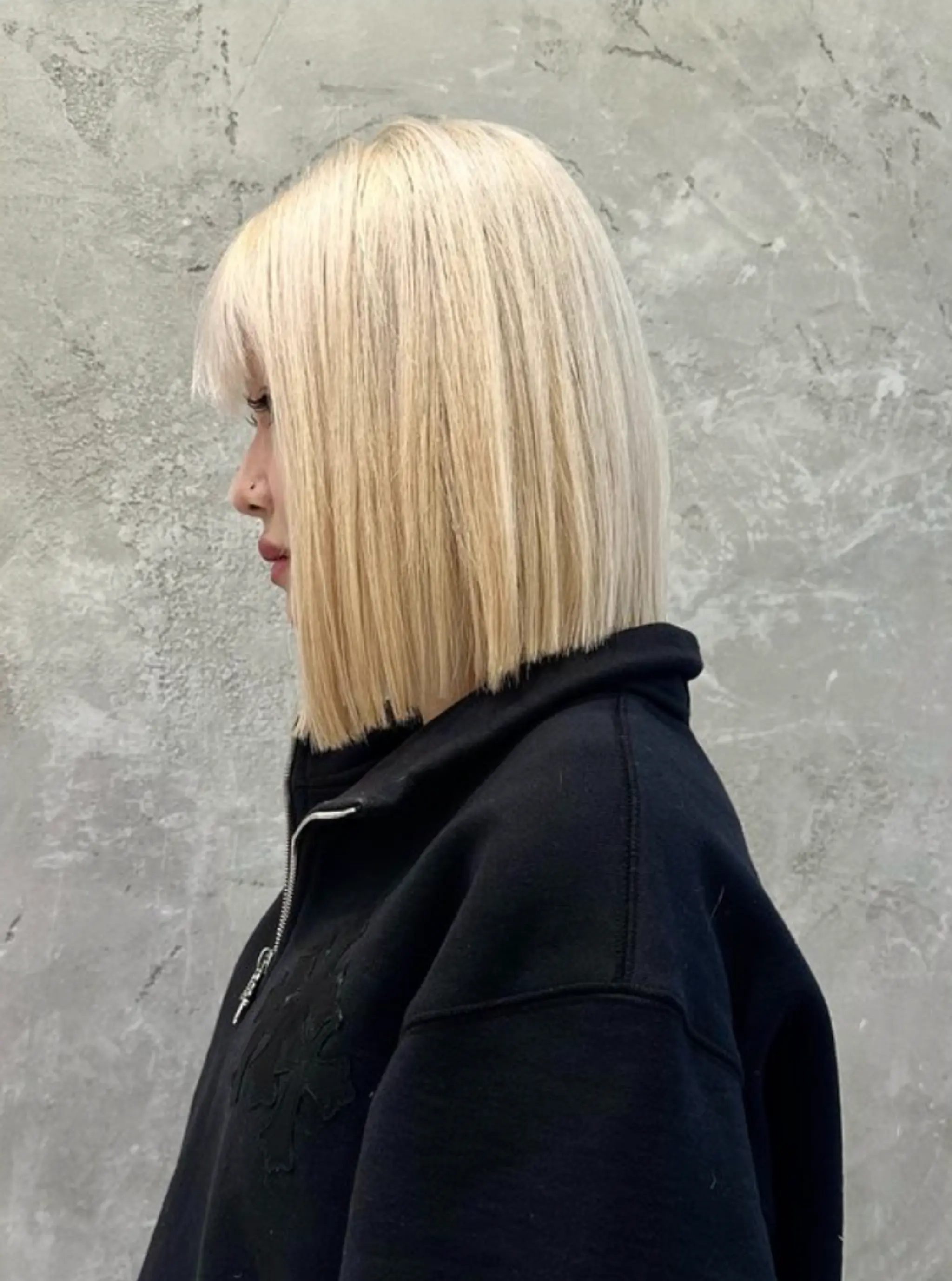 A striking medium-length blonde sleek bob cut with blunt ends and soft side bangs.
(NonstopStyle: by Hiro)