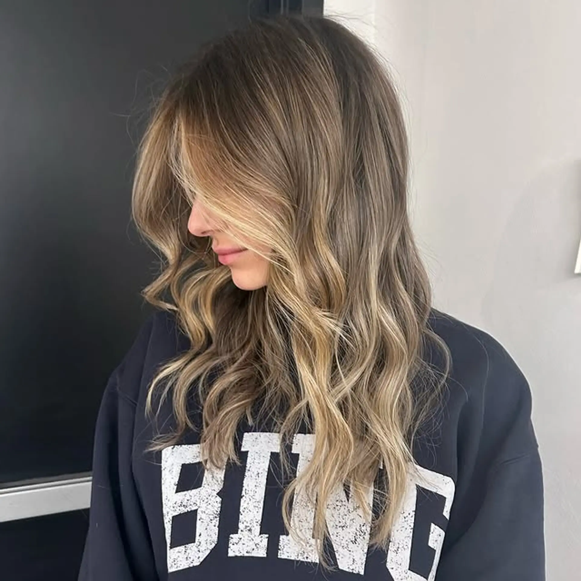Long, wavy hair with a bronde balayage. 1