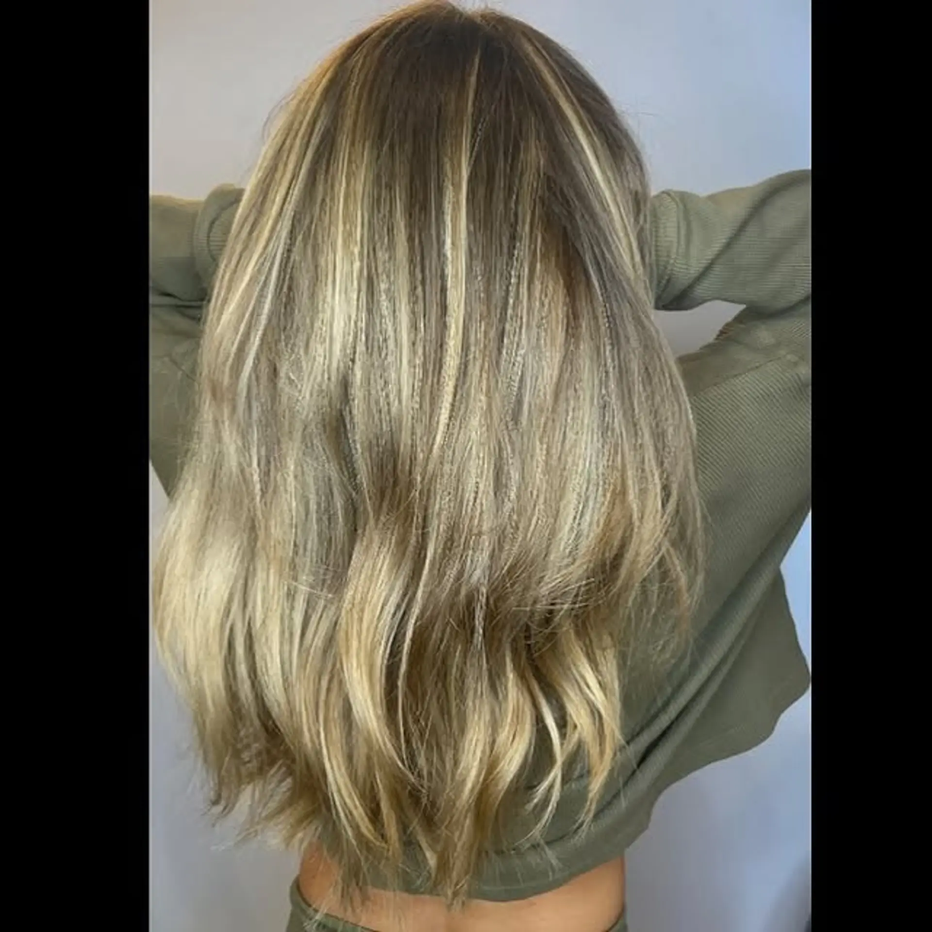 Long wavy hairstyle with a bronde balayage. 1