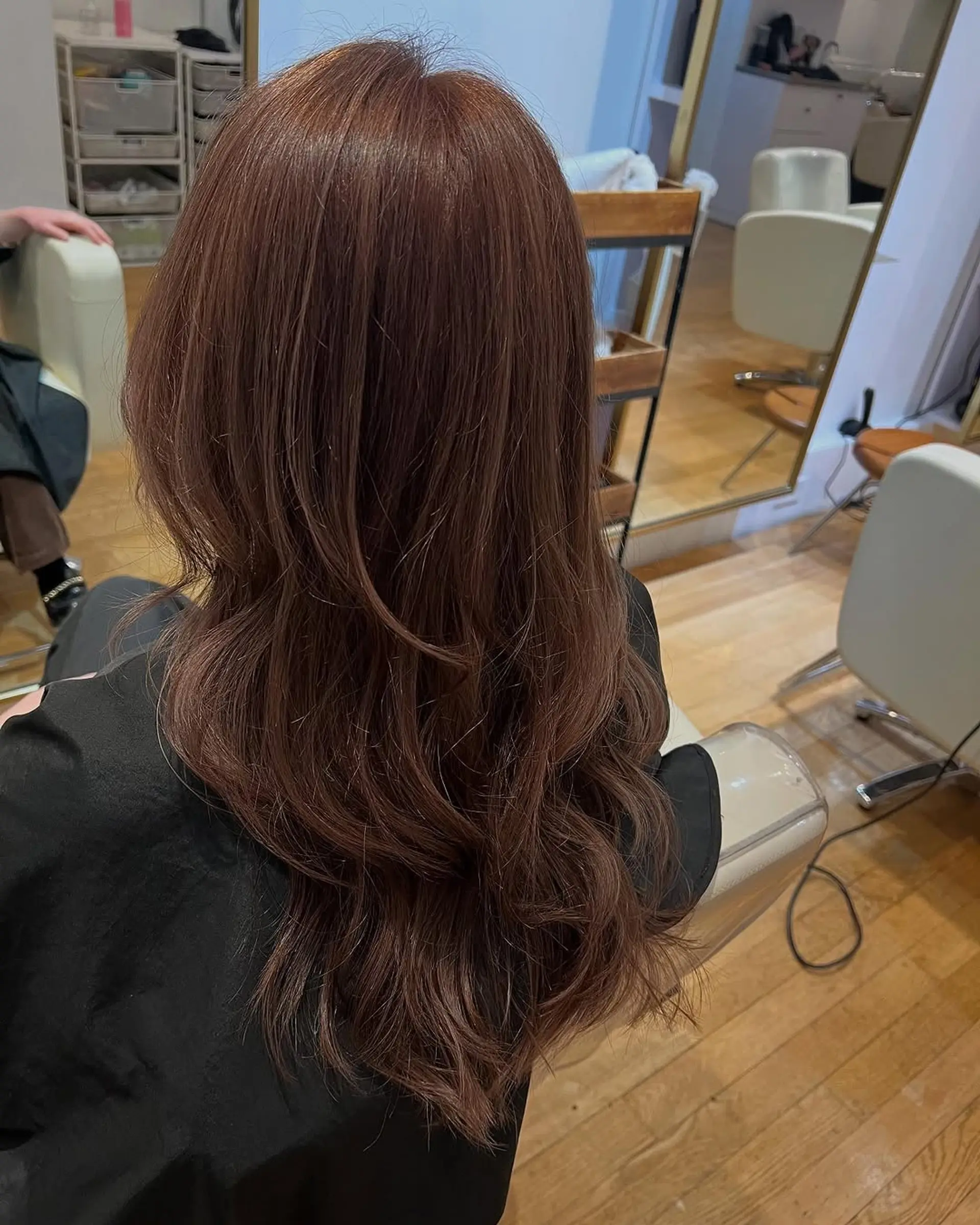 A layered haircut with wavy texture and modern face-framing. 1