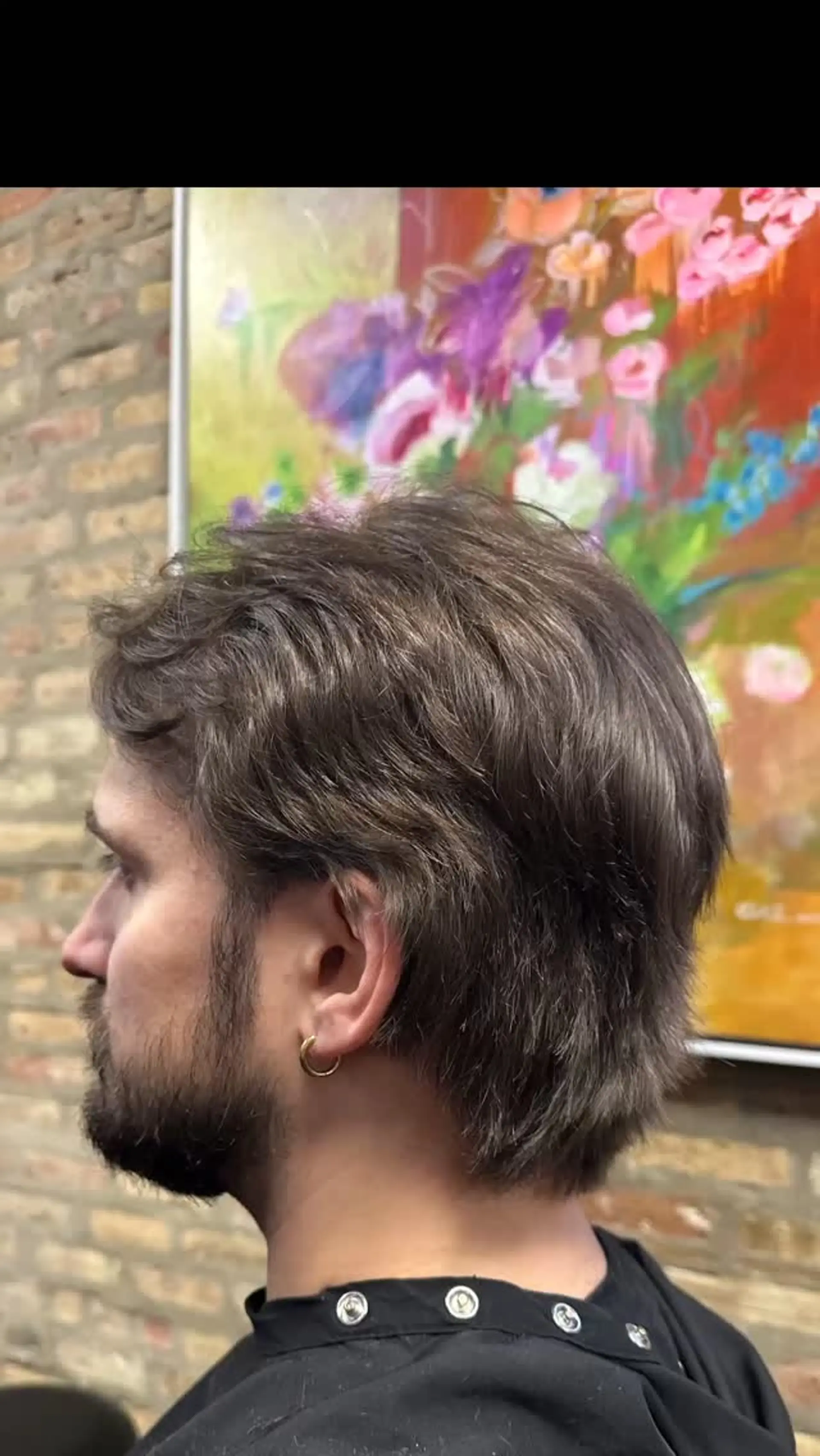 A men's scissor-textured cut featuring soft layers and natural movement that gently tapers toward the nape. 1