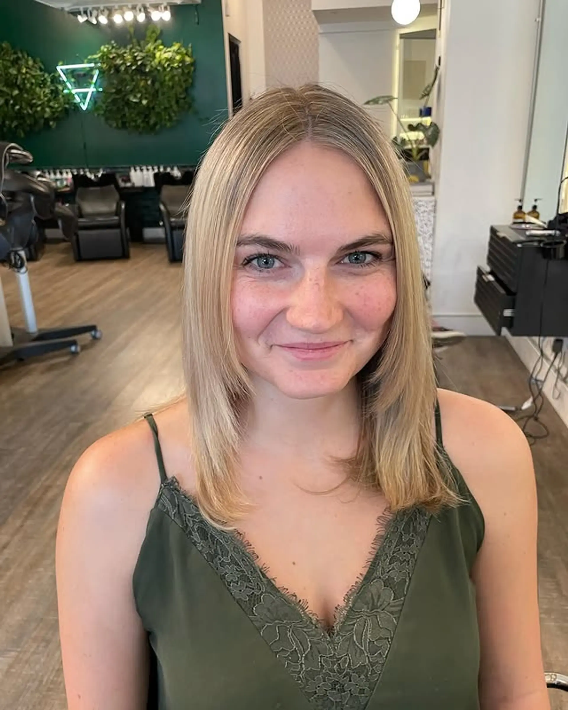 A sleek and stylish shoulder-length lob with face-framing layers. 1