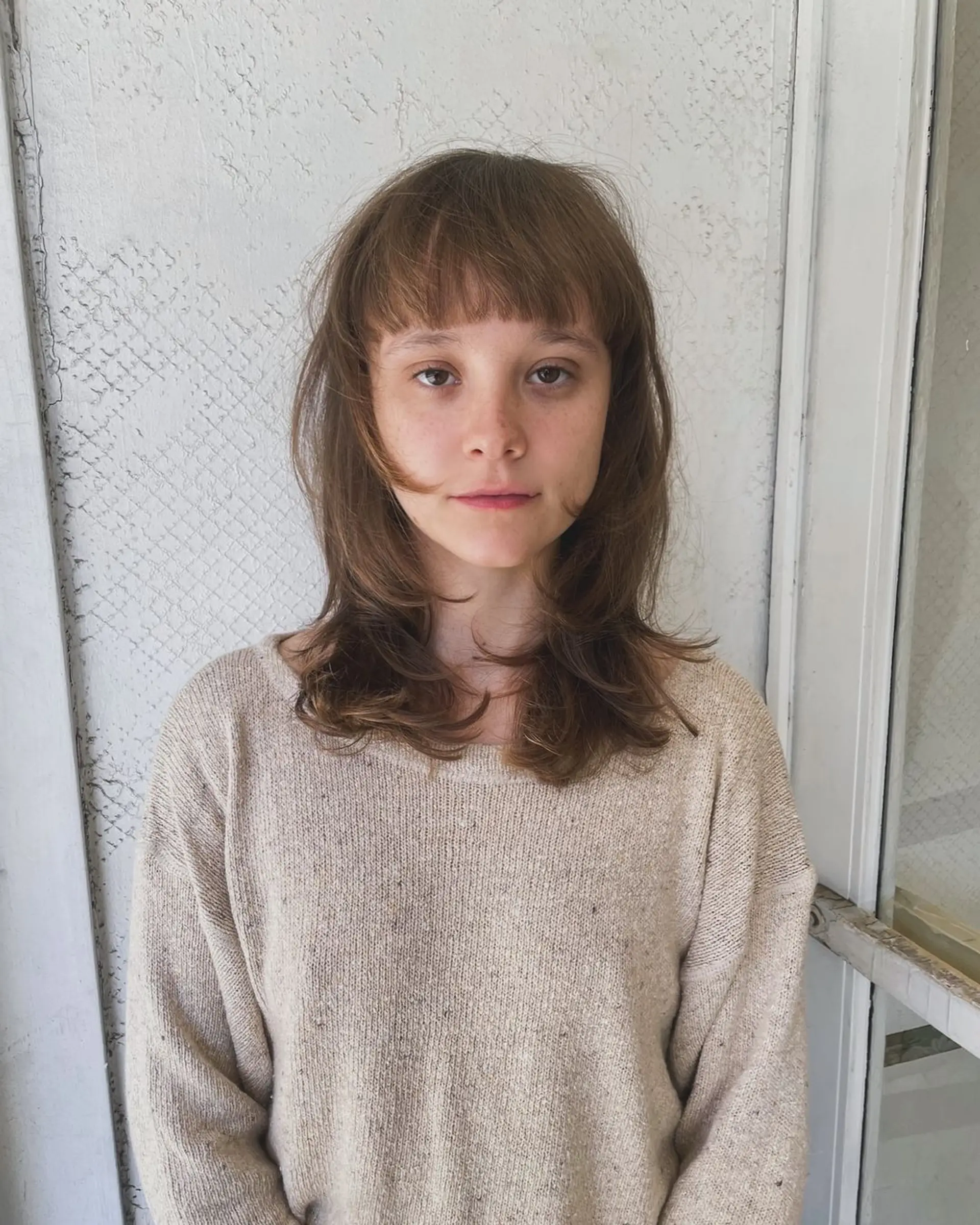 Soft layers create a gentle flow with a wispy fringe, showcasing natural waves and an airy texture. 2