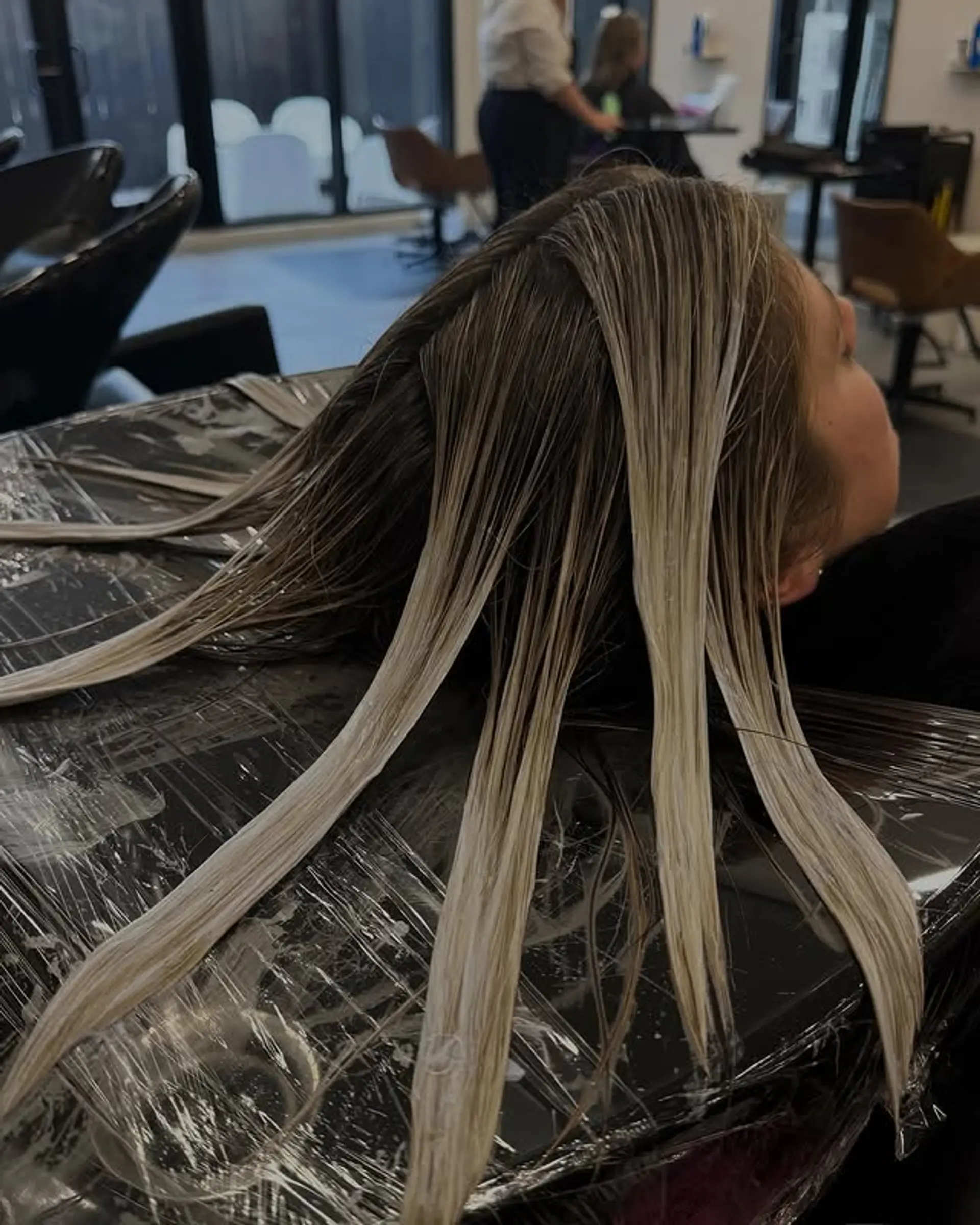 Platinum blonde money piece highlights that frame the face, transitioning from brown roots to icy blonde ends. 1