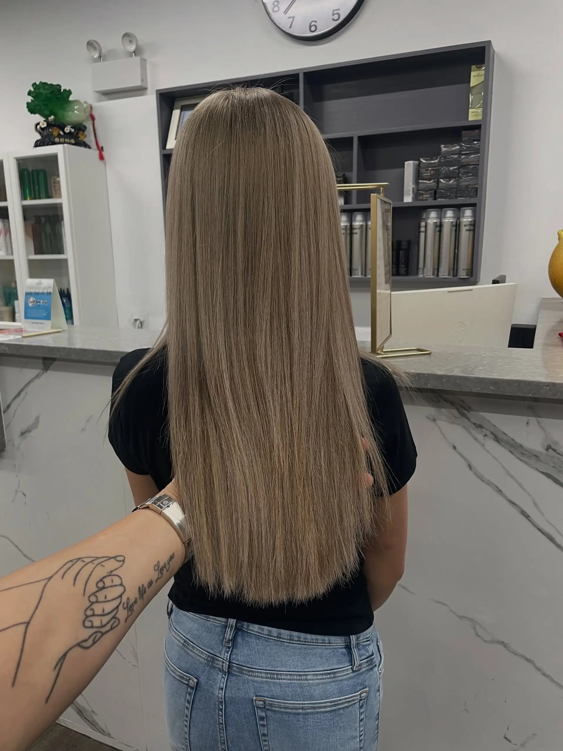 A sleek and straight hairstyle with a beautiful buttery blonde color. 1