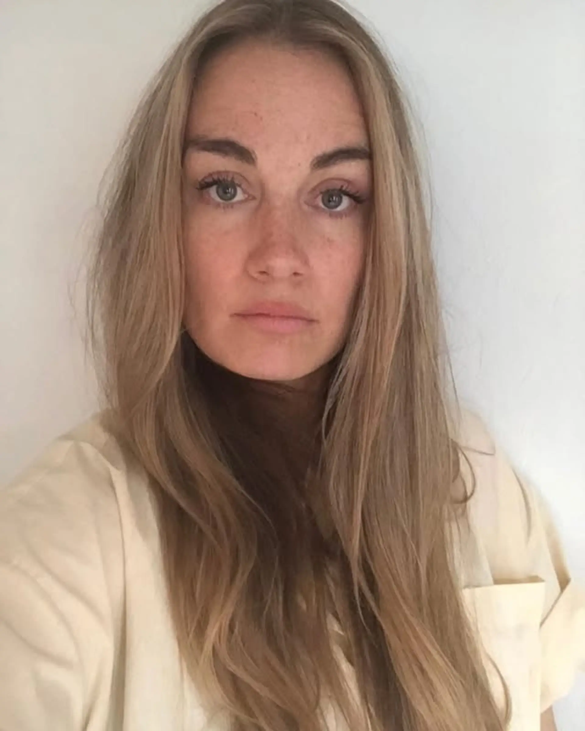 Long layered hairstyle with blonde balayage. 1