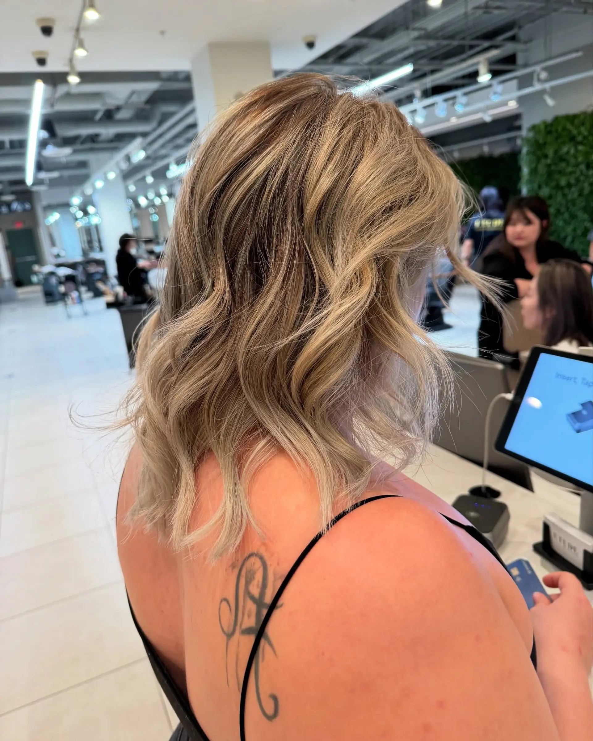 A beachy wavy hairstyle with balayage highlights. 1
