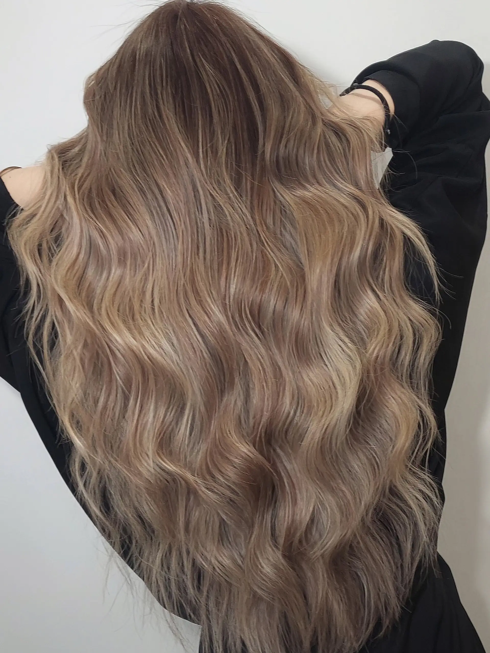 A dimensional foilayage technique featuring soft beige and brown tones with loose, flowing waves. 1