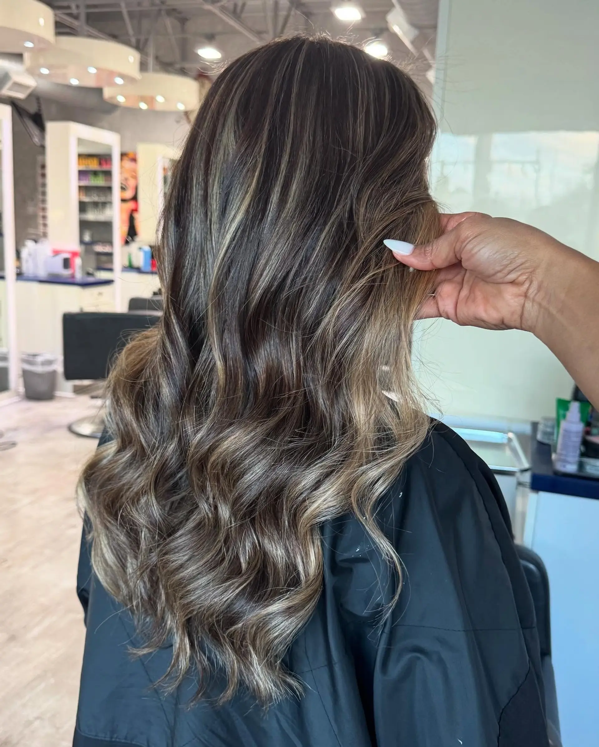 Long, wavy hairstyle with a bronde balayage. 2