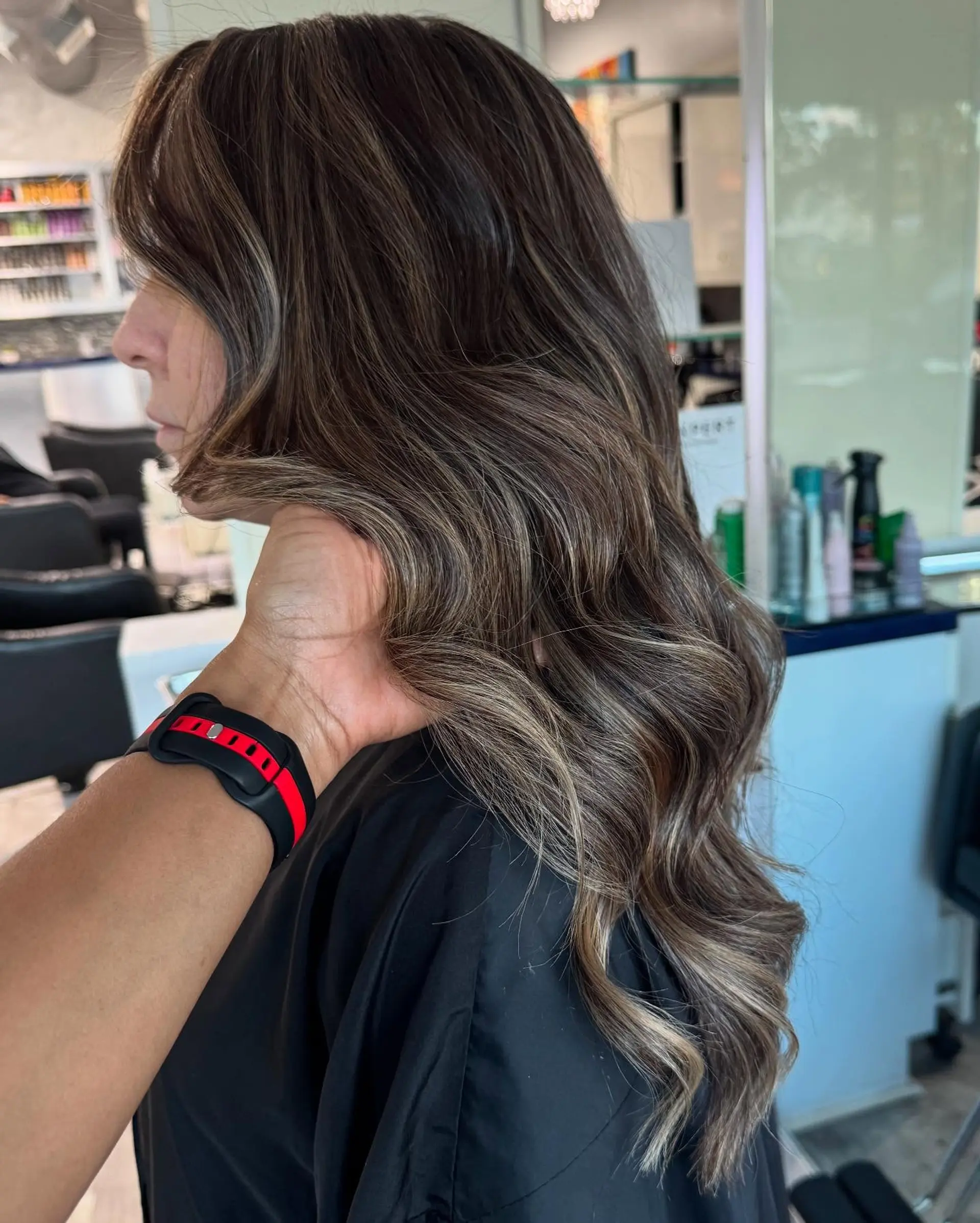 Long, wavy hairstyle with a bronde balayage. 3