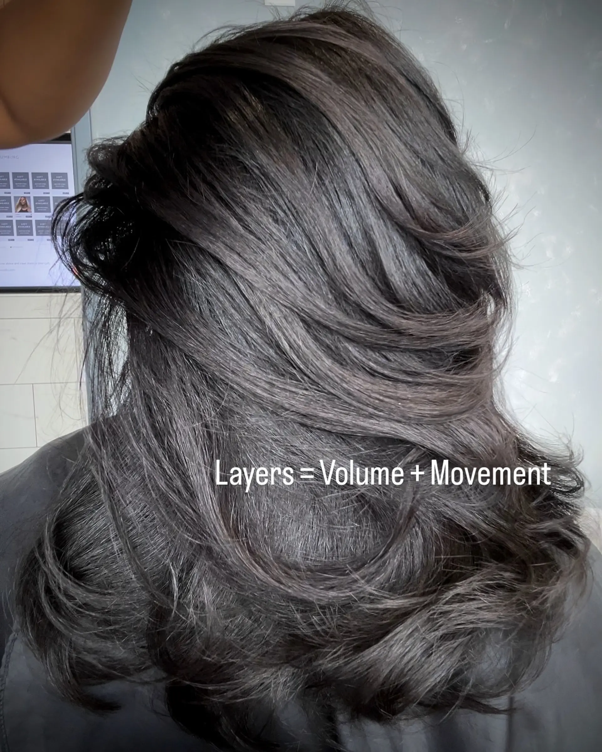 Voluminous, soft waves with trendy layers. 1