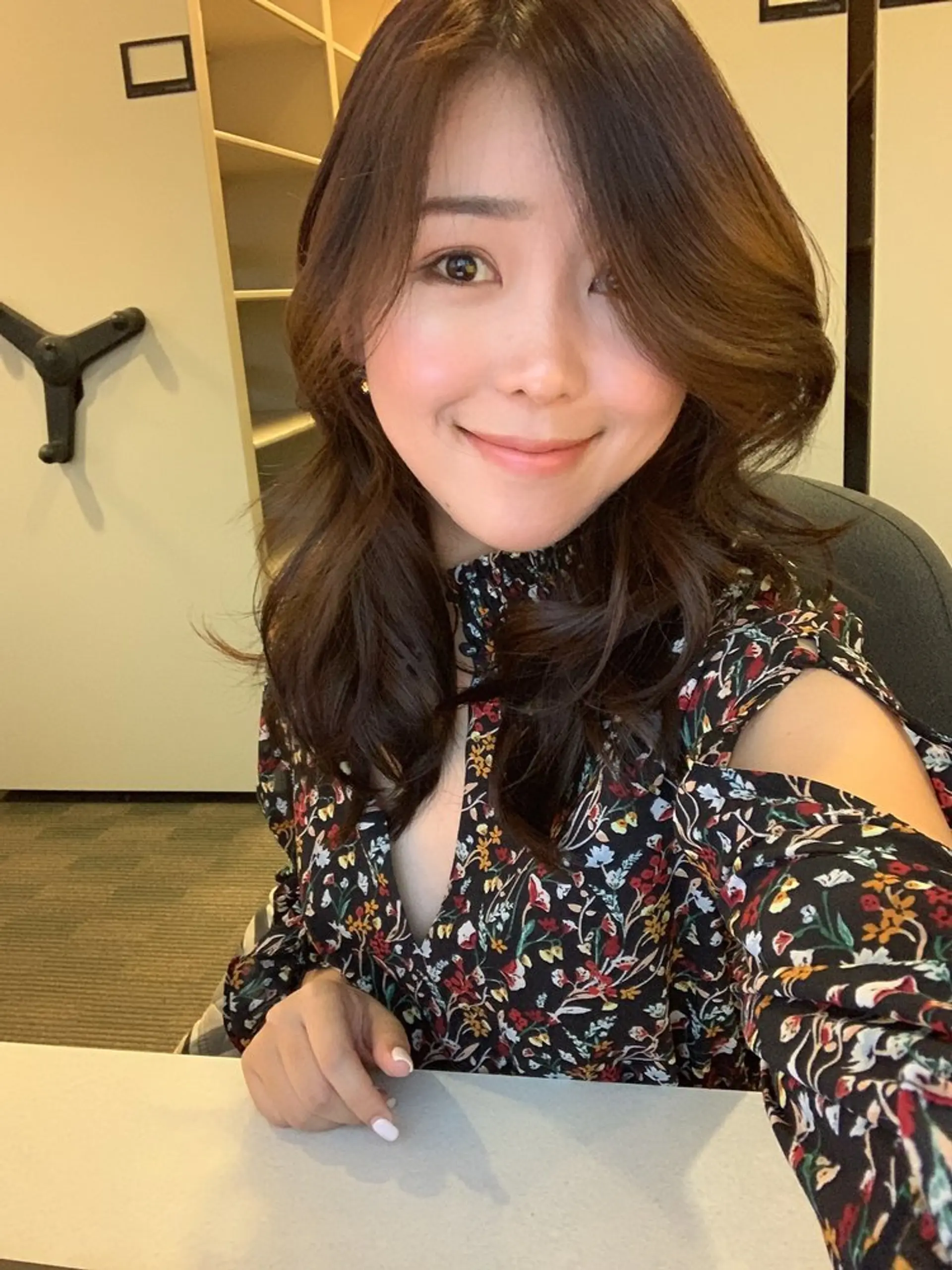 A medium-length, voluminous blowout with soft layers and waves. 1