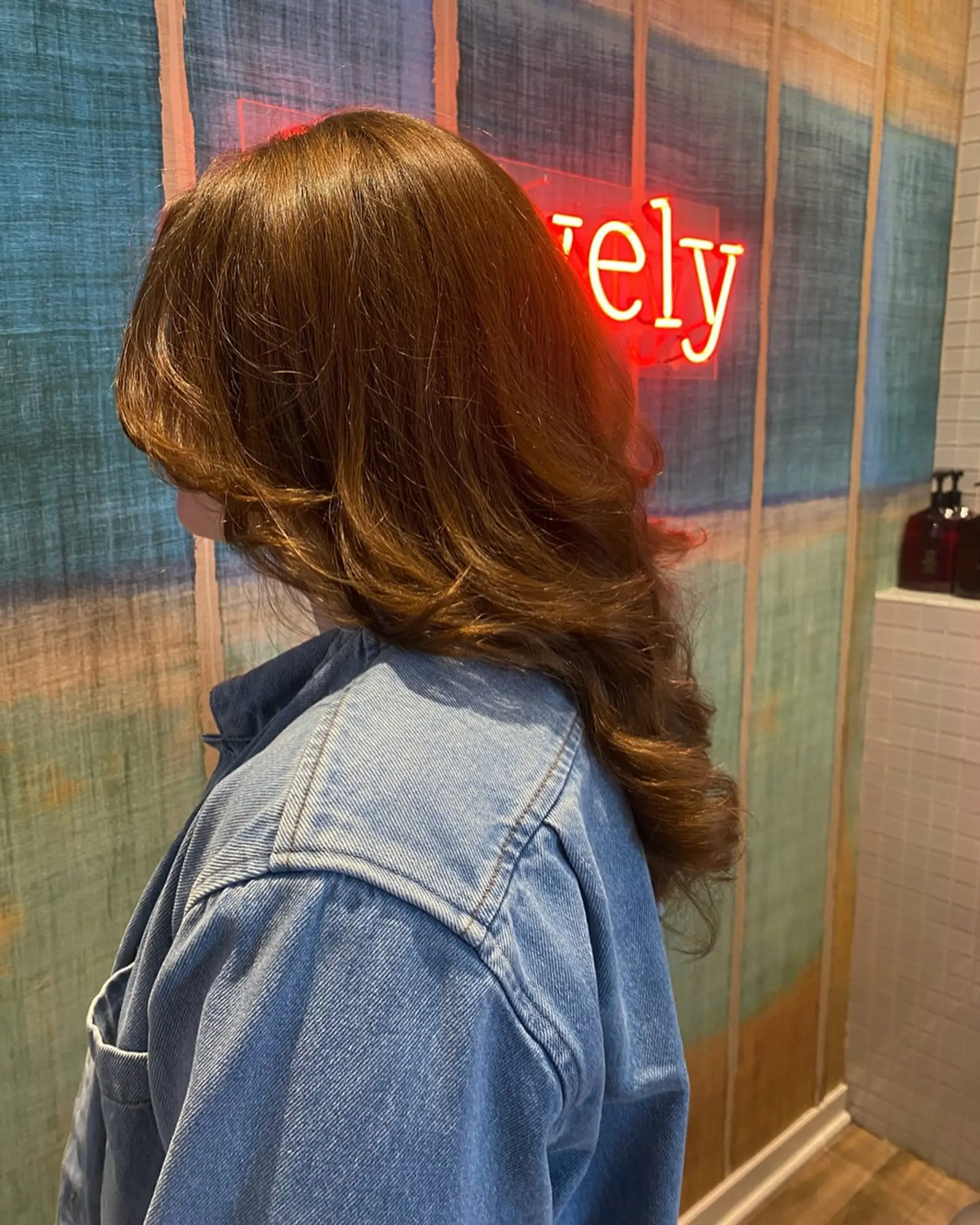 Long wavy hairstyle with layers and a blowout. 1