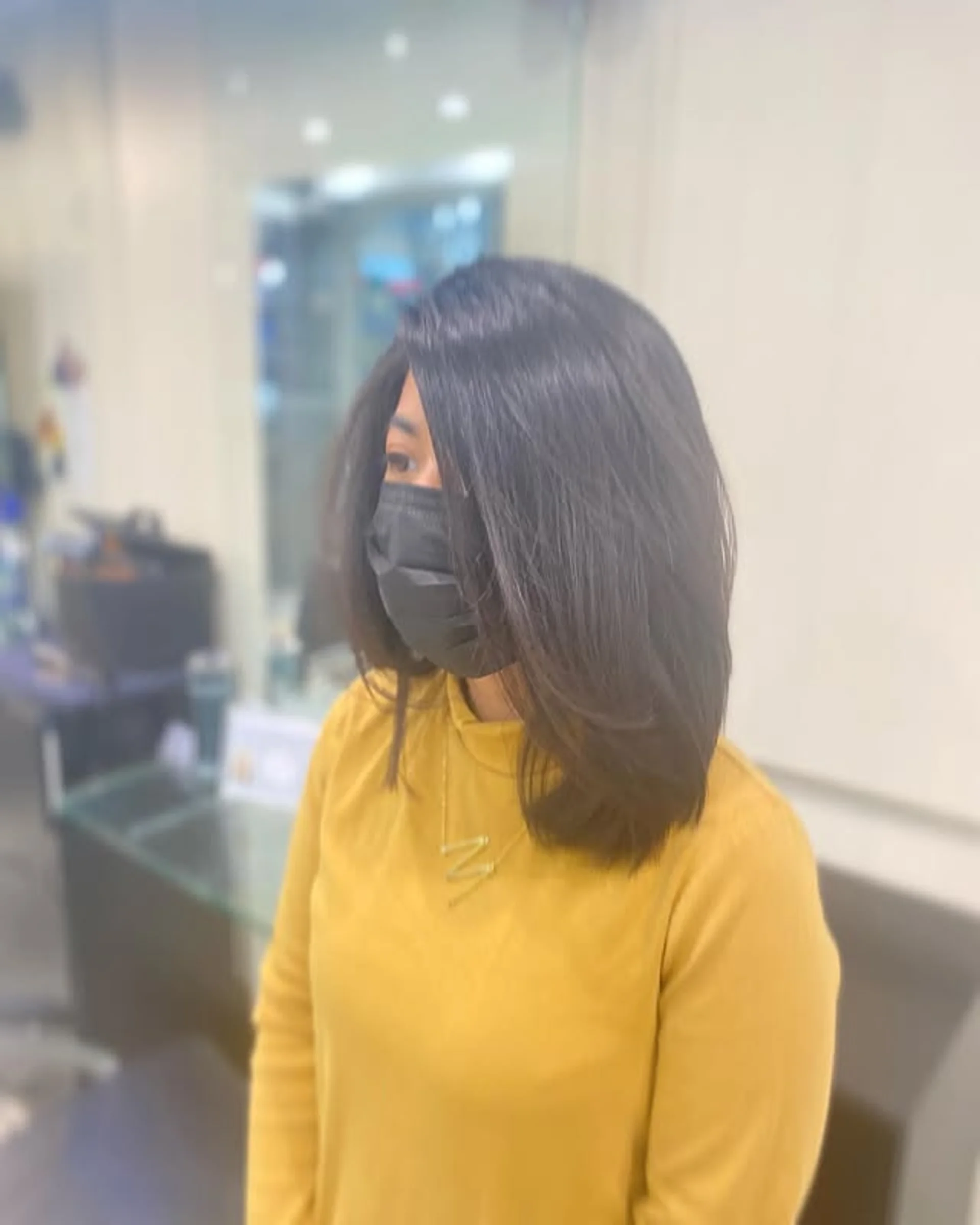 Modern square bob with curtain bangs and silver-grey tones - Preview 3