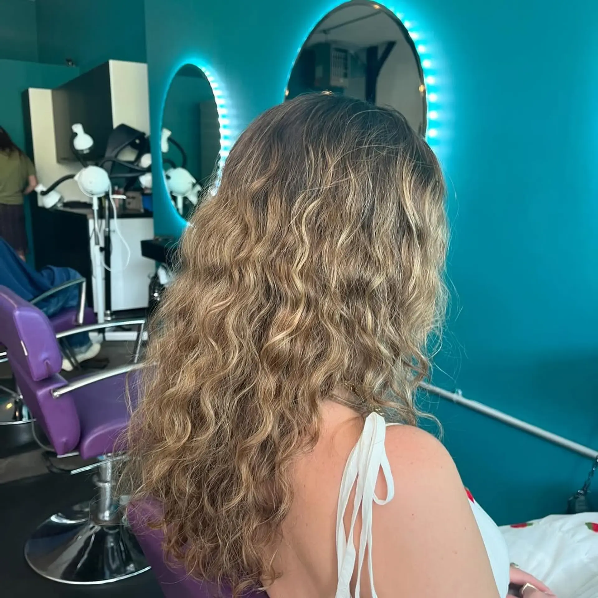 Medium length, honey blonde waves with feathered, face-framing layers and side-swept bangs.

versatile cut to have a beautiful shape both curly and straight ✨🌟💫 3