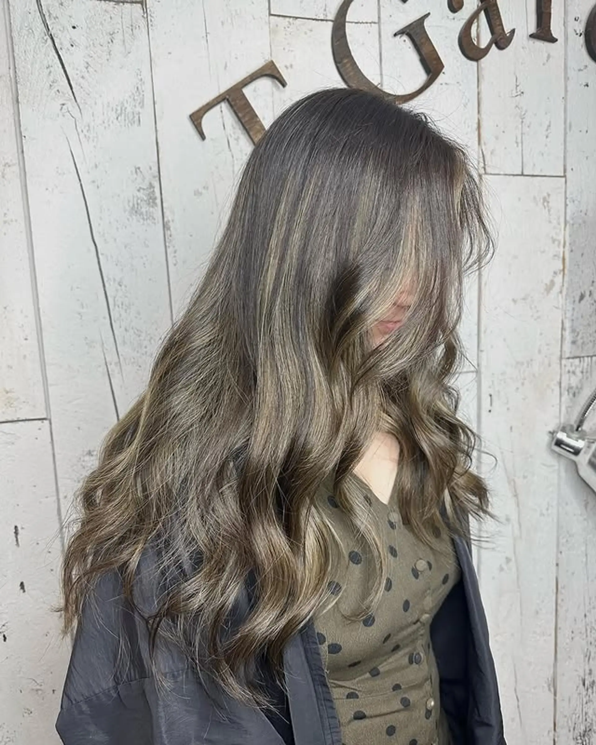 Long, soft waves with a balayage color technique. 1