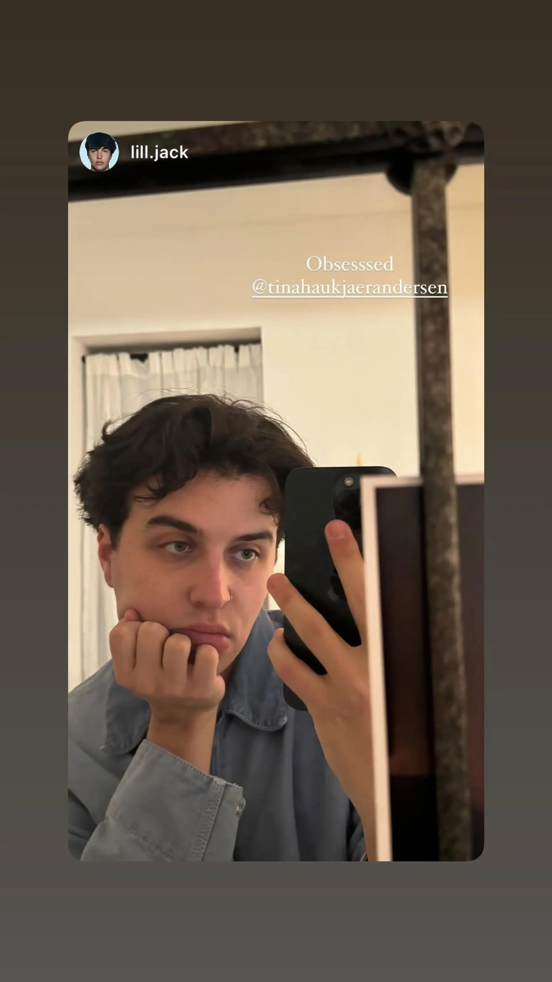 A modern textured crop with natural waves. 1