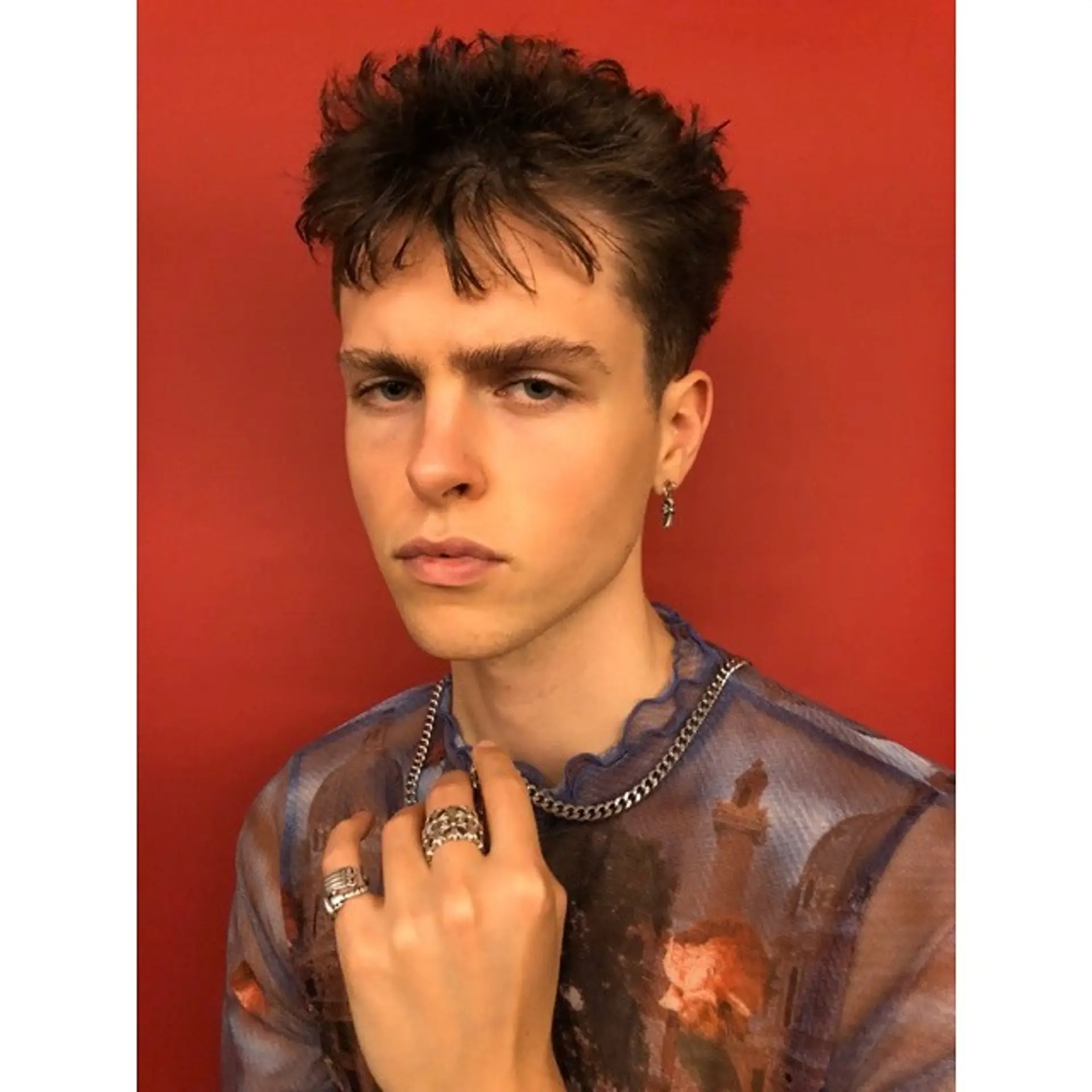 A textured crop with subtle bangs, perfect for a modern and casual look. 1