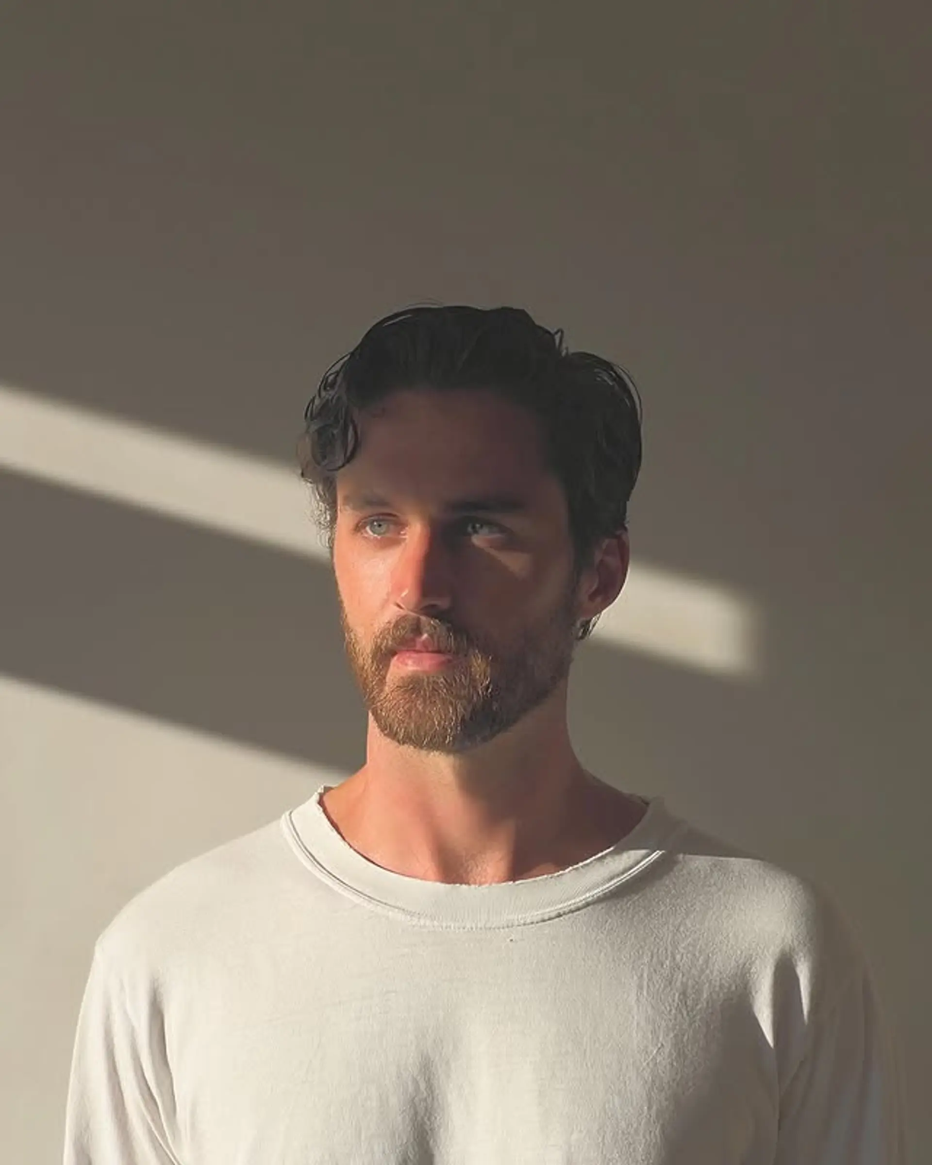 A medium-length, wavy hairstyle with a relaxed and tousled look. 1