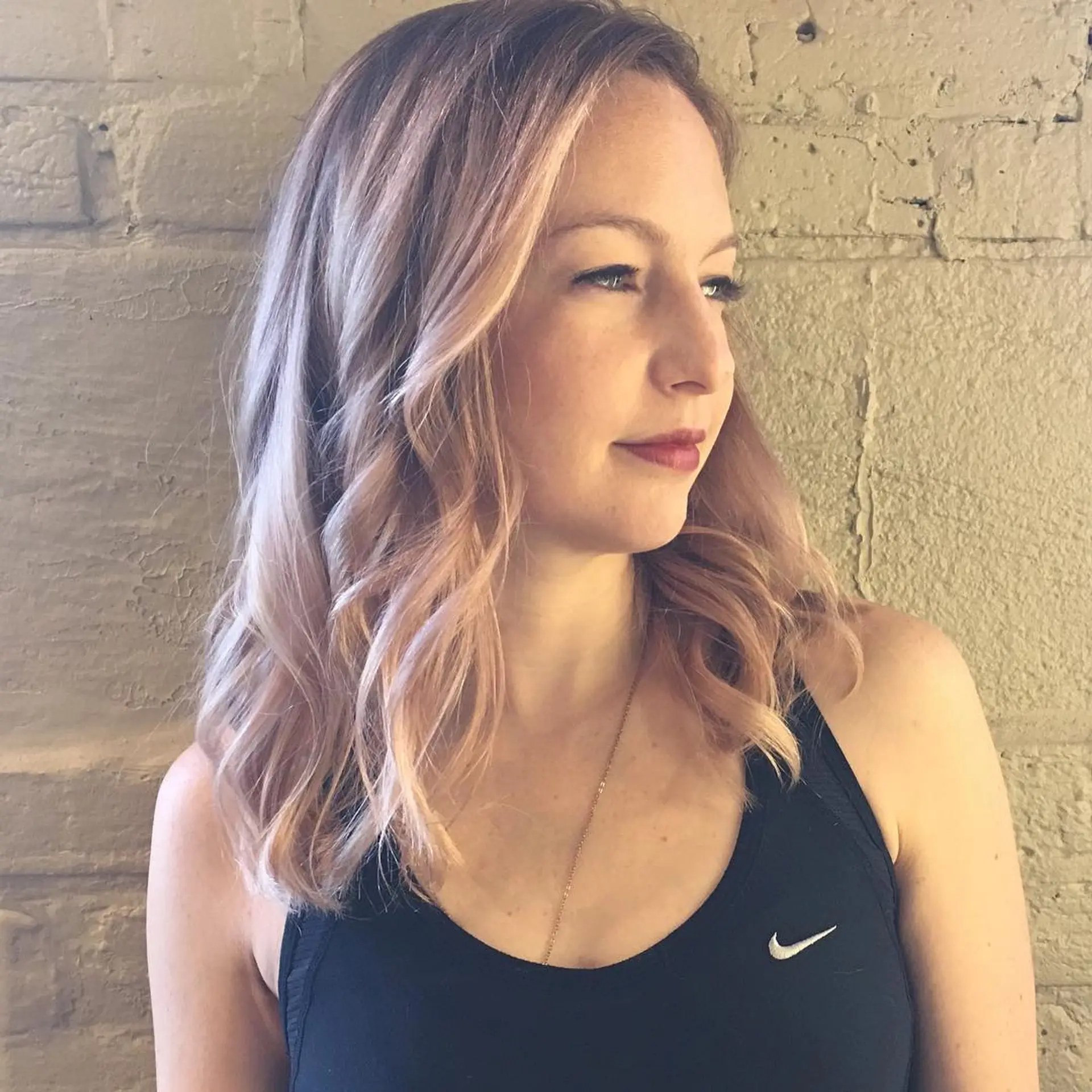 Romantic and soft waves in a trendy rose gold. 1