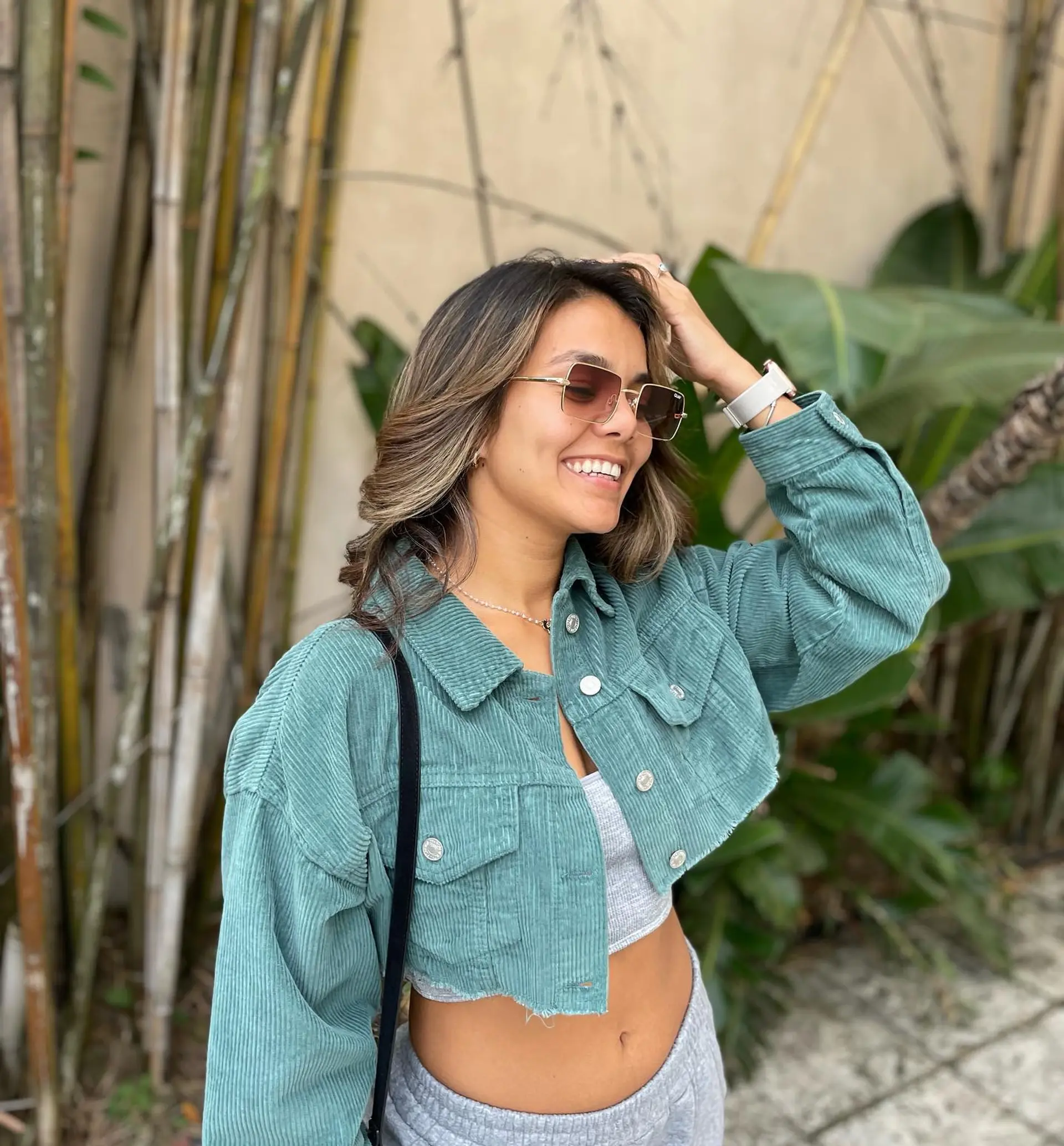 A bronde balayage on medium length wavy hair with a seamless blend of brown and blonde hues. 1