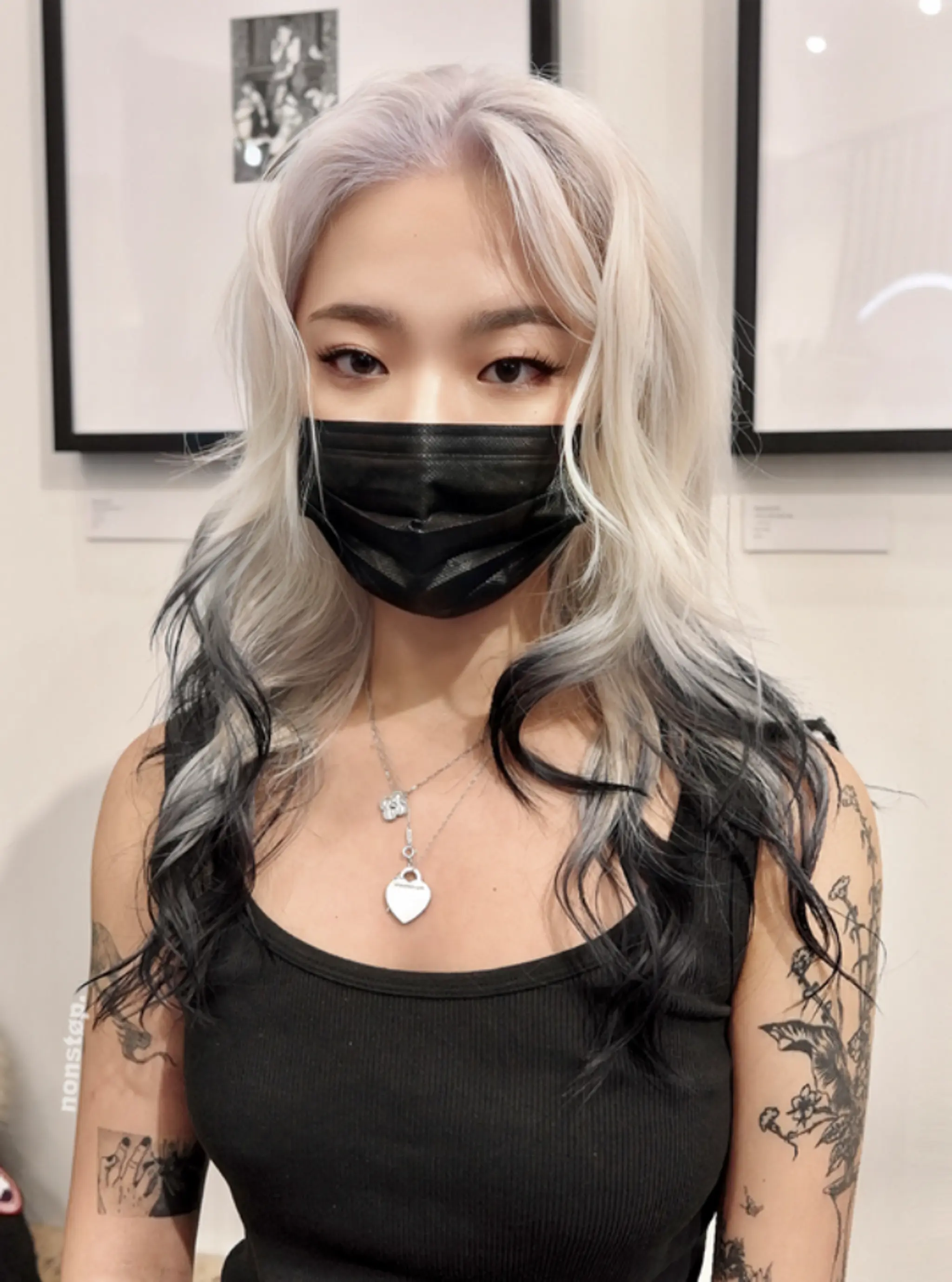 A captivating ombre hairstyle transitioning from silver roots to black ends. Long, wavy locks with a middle part, subtle root shadow, and face-framing layers for a polished appearance.
(NonstopStyle: by Vincent) 1