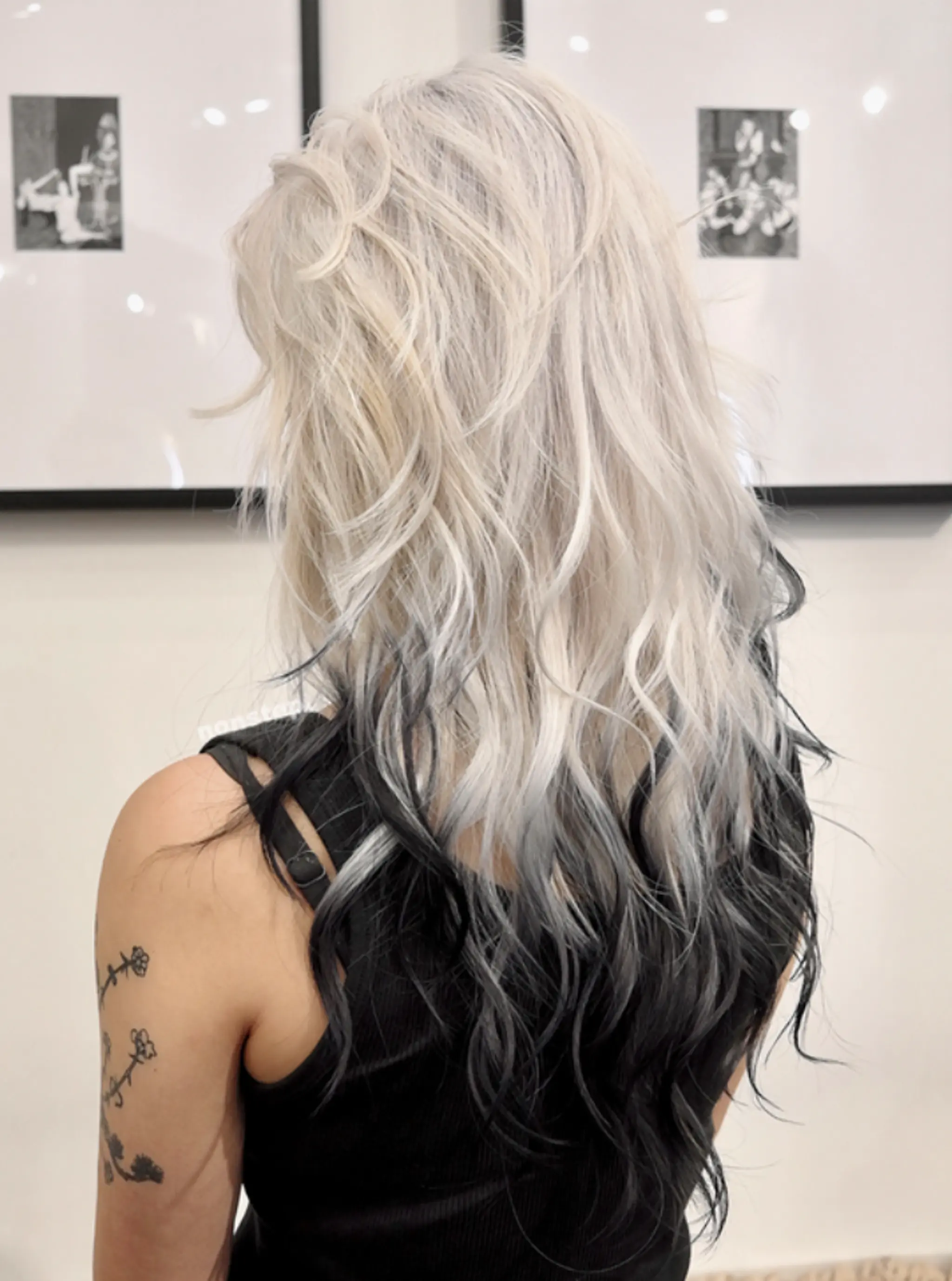 A captivating ombre hairstyle transitioning from silver roots to black ends. Long, wavy locks with a middle part, subtle root shadow, and face-framing layers for a polished appearance.
(NonstopStyle: by Vincent) 2