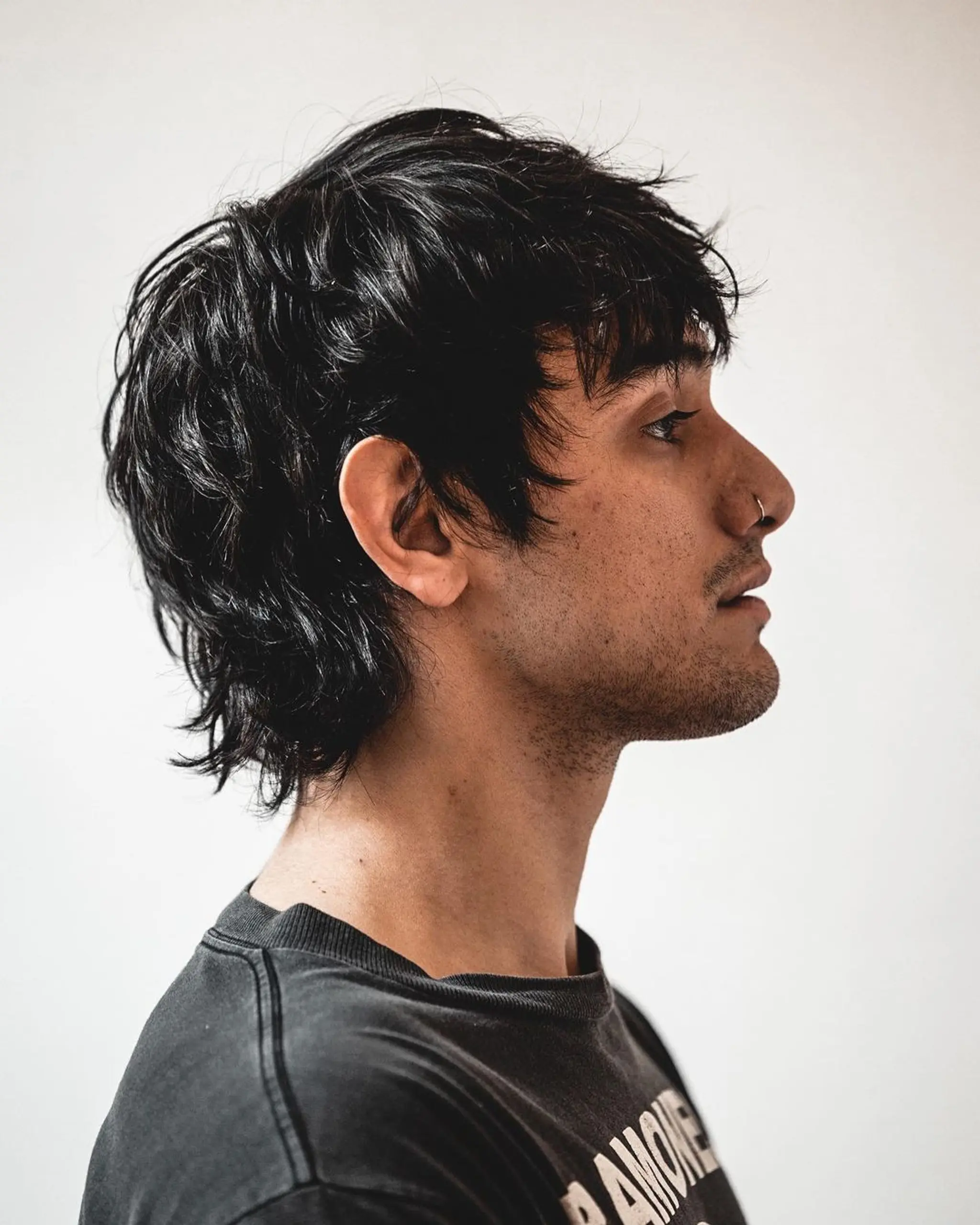 Medium-length, black wavy hair with a natural, messy layer look. Cut by @robincapili
