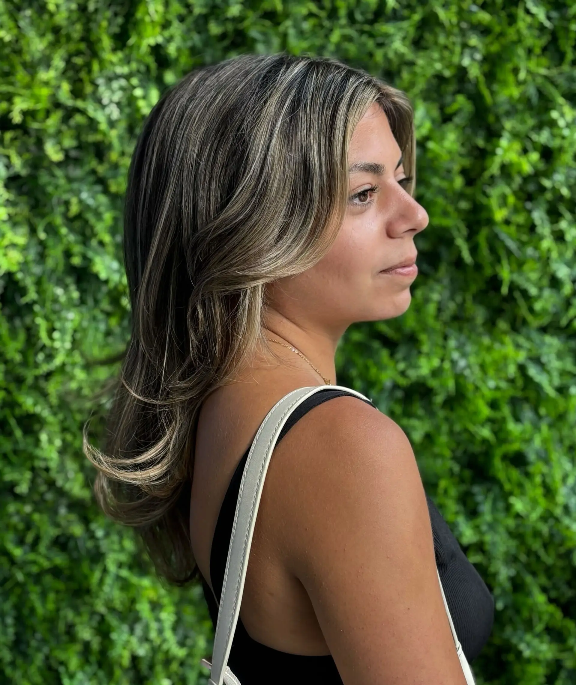 A medium-length, wavy hairstyle with a bronde balayage. 2