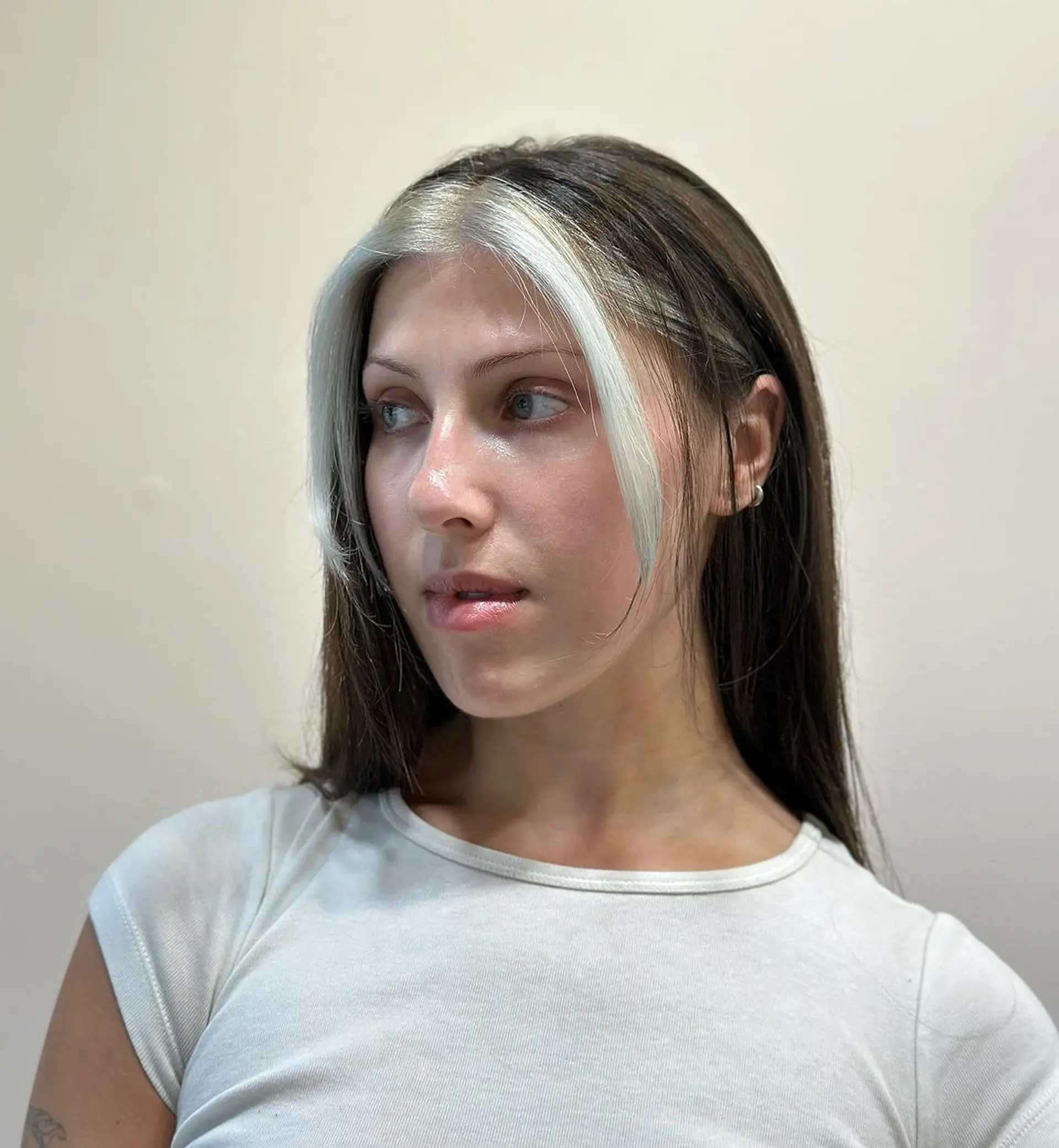 A long and sleek hairstyle featuring dark brown tones with bold, platinum face-framing highlights that create a striking visual contrast. 1