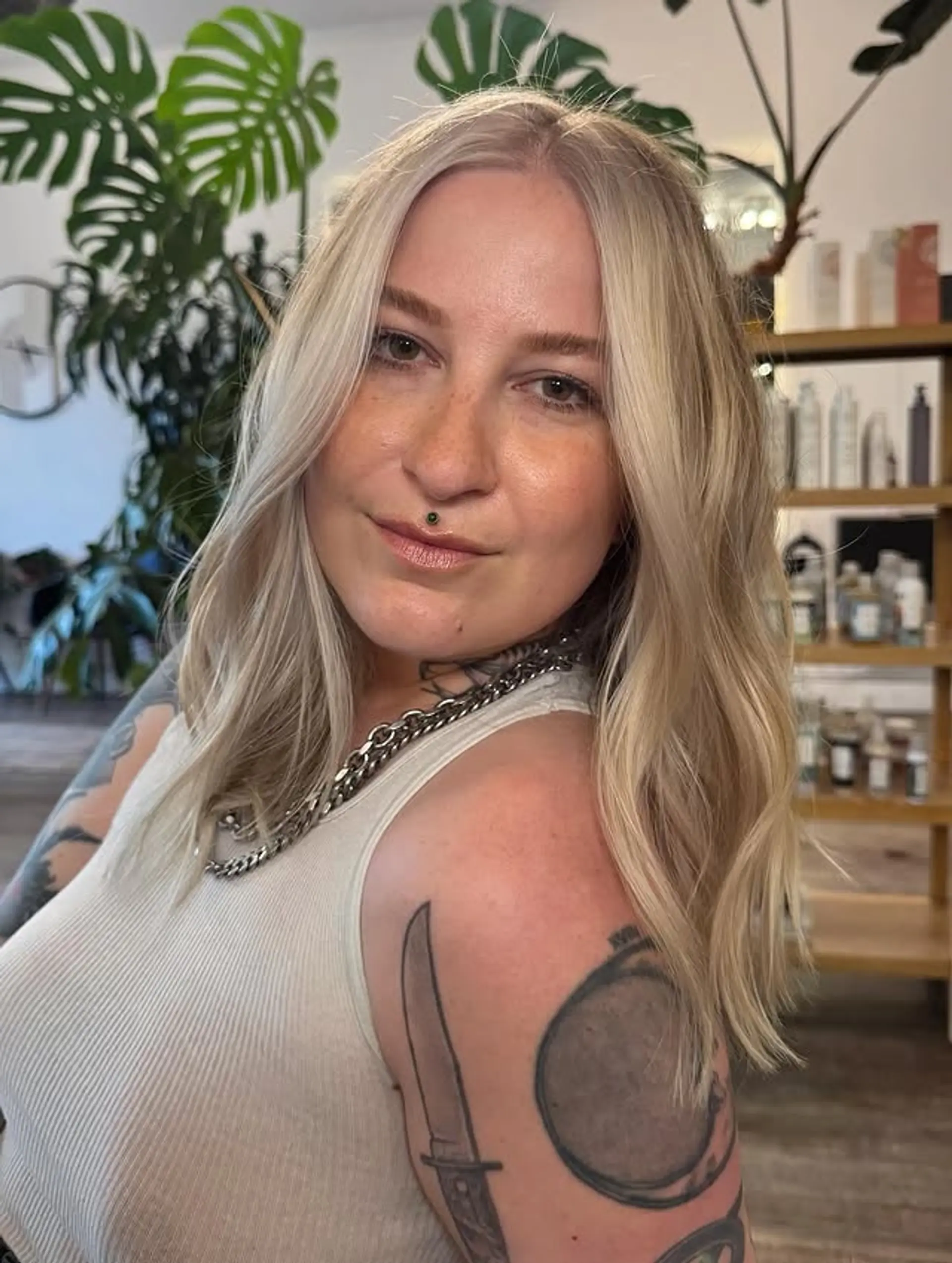 This hairstyle features medium-length beachy waves with a subtle balayage. 1