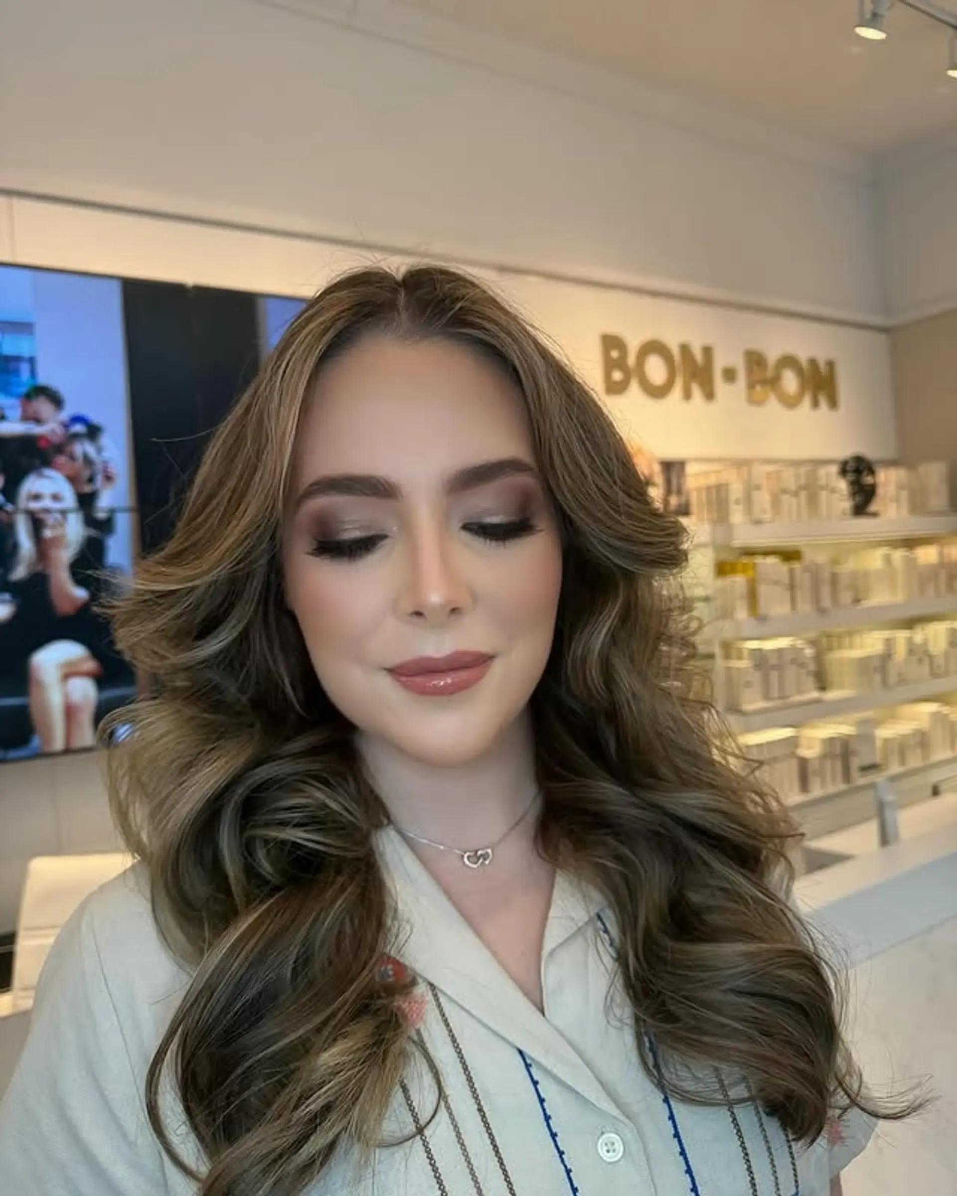 This style features voluminous waves and face-framing layers, achieved through a professional blowout technique. 1