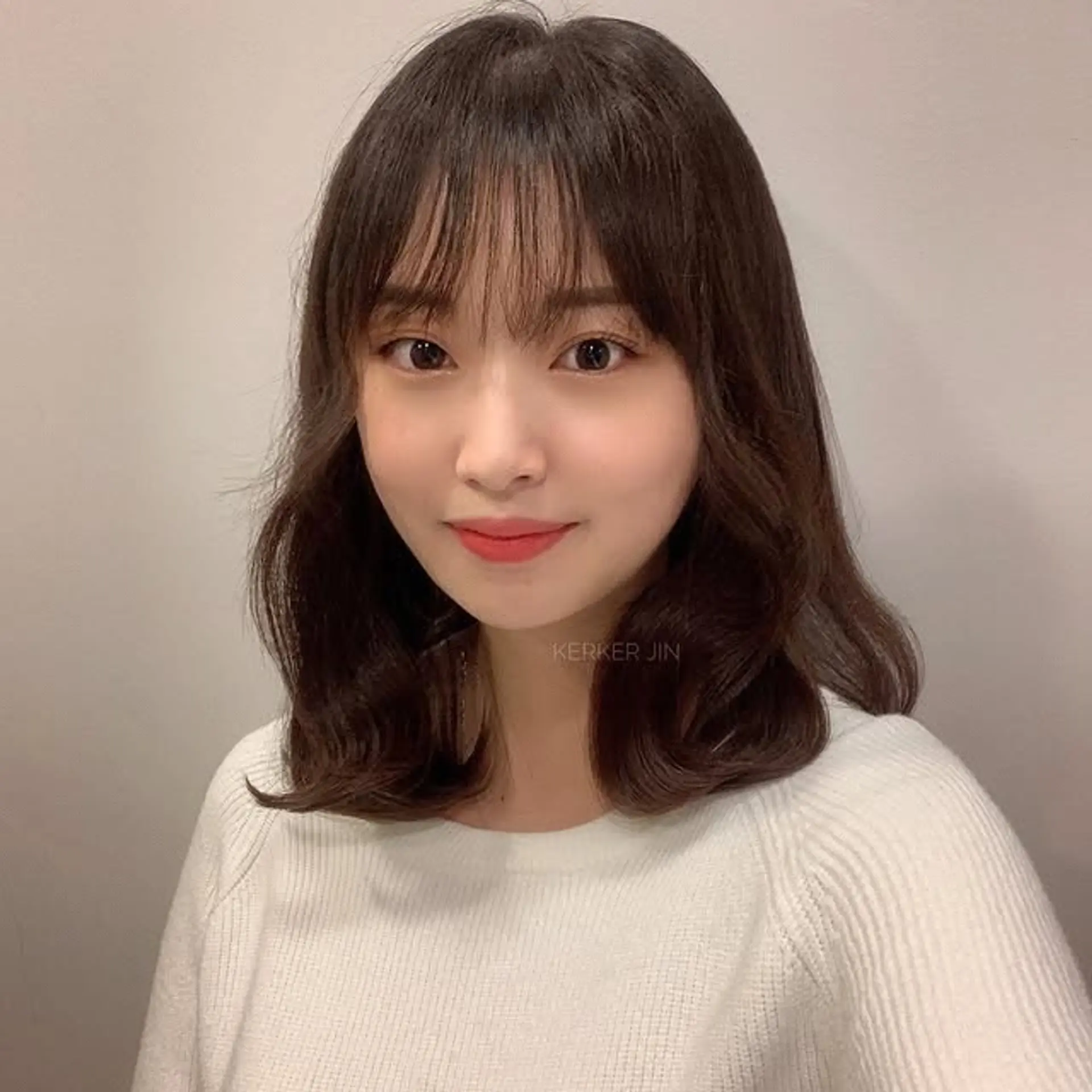 Soft waves with see-through bangs, a trendy Korean-inspired hairstyle. 1