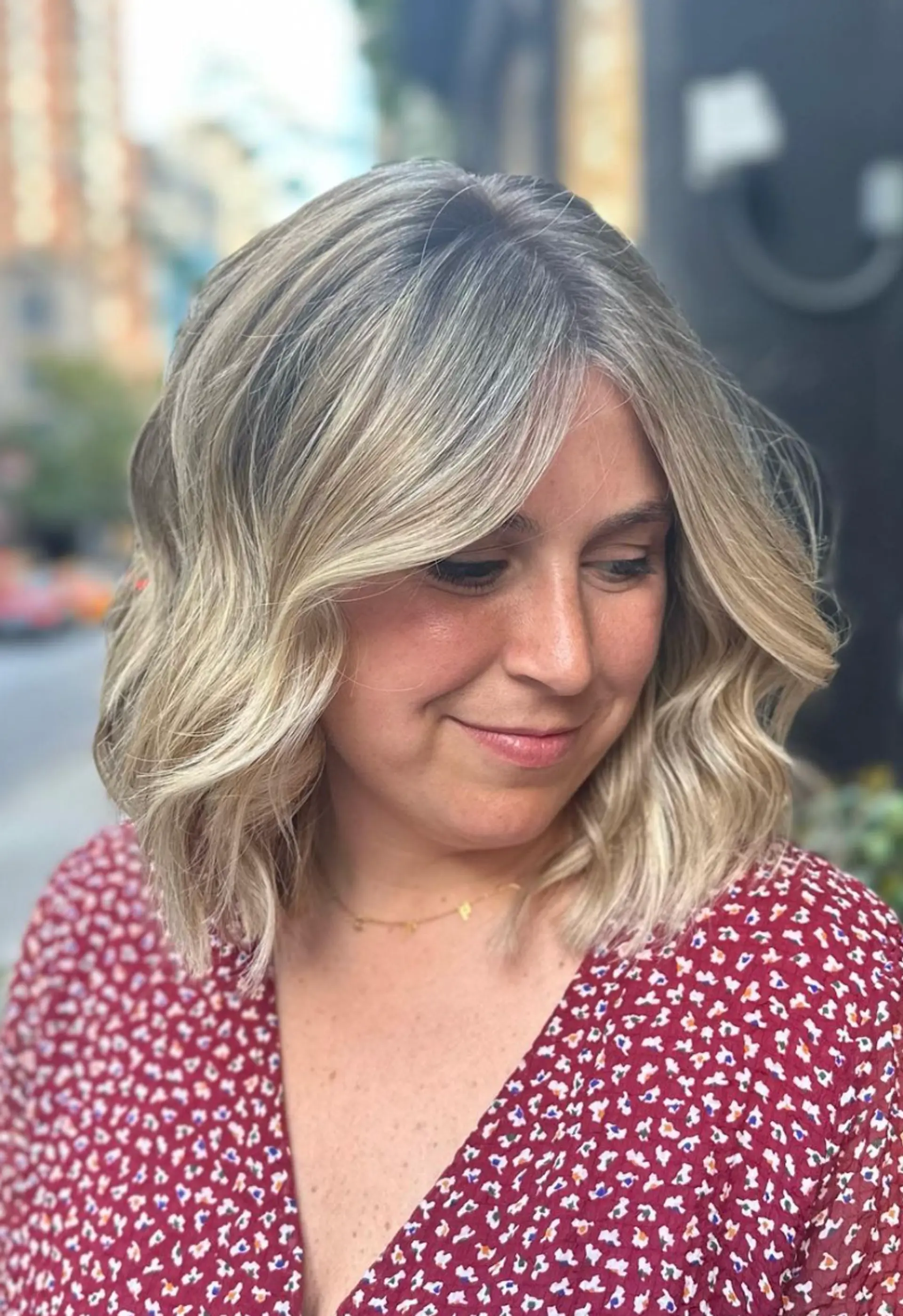 Medium-length, wavy haircut in a honey blonde color with textured ends and balayage highlights, giving it a voluminous, natural look.

Color by @simabeautynyc
Cut and style by @juliamannino_hair
 2