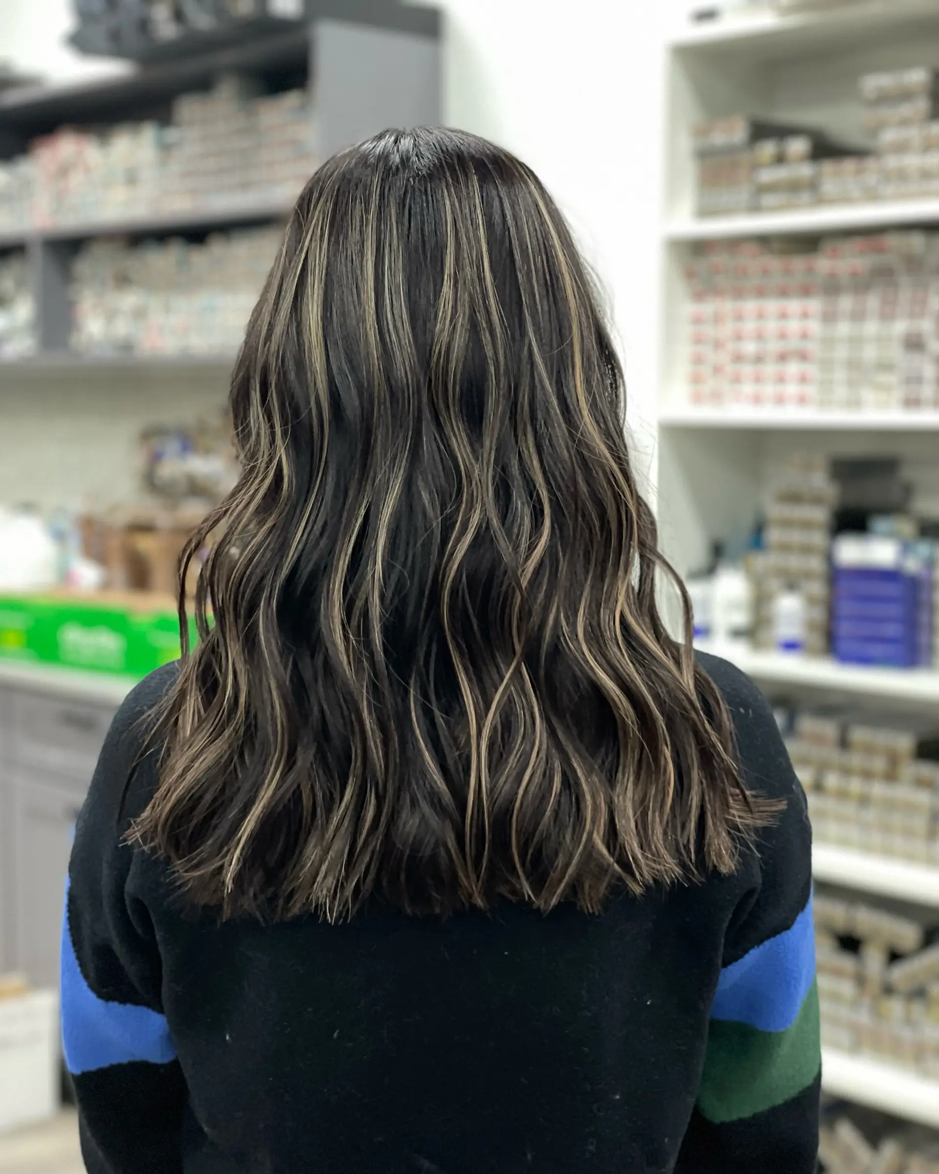 Wavy, medium-length hair with a bronzed balayage. 1