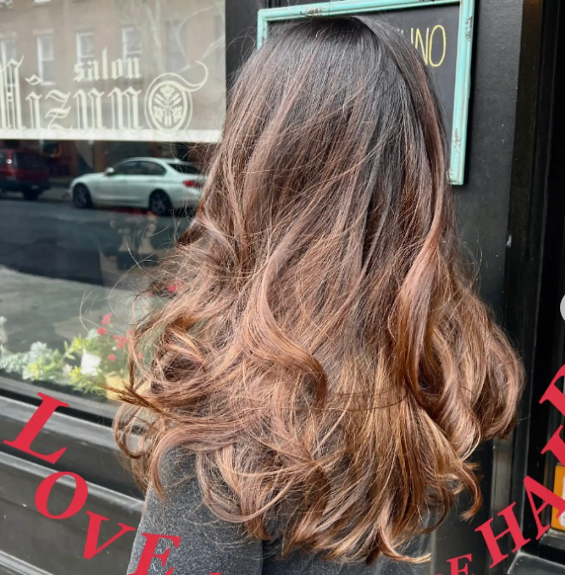 Long, wavy hairstyle with a bronzed balayage effect. 1