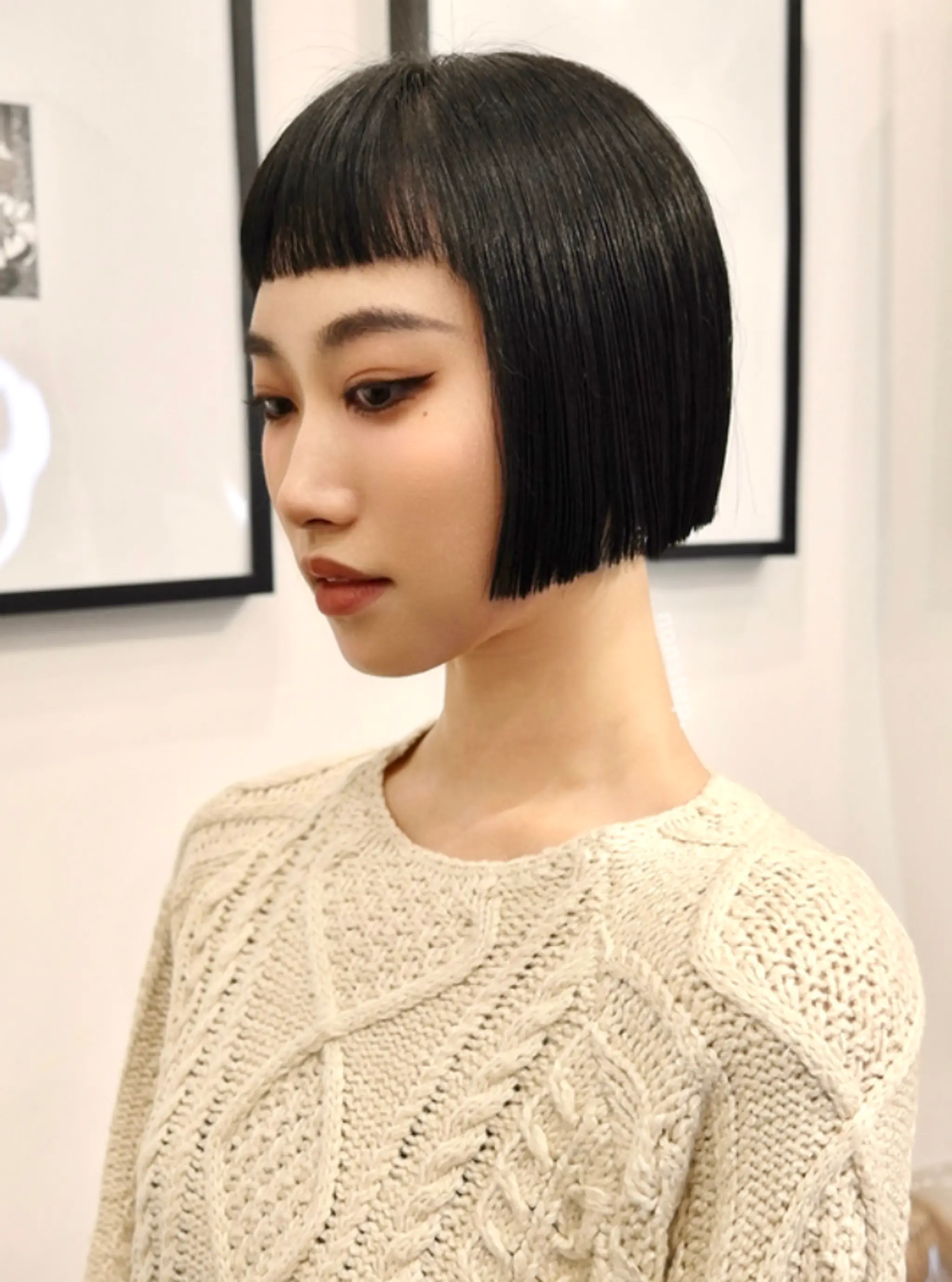A chic blunt bob with a straight fringe, featuring sharp, precisely trimmed ends and sleek straight black hair.
(NonstopStyle: by Hiro) 2