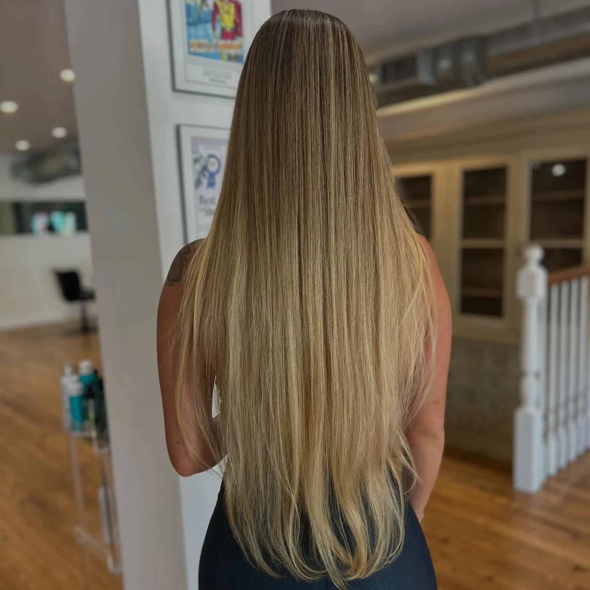 Long layered hairstyle with a blonde balayage. 2