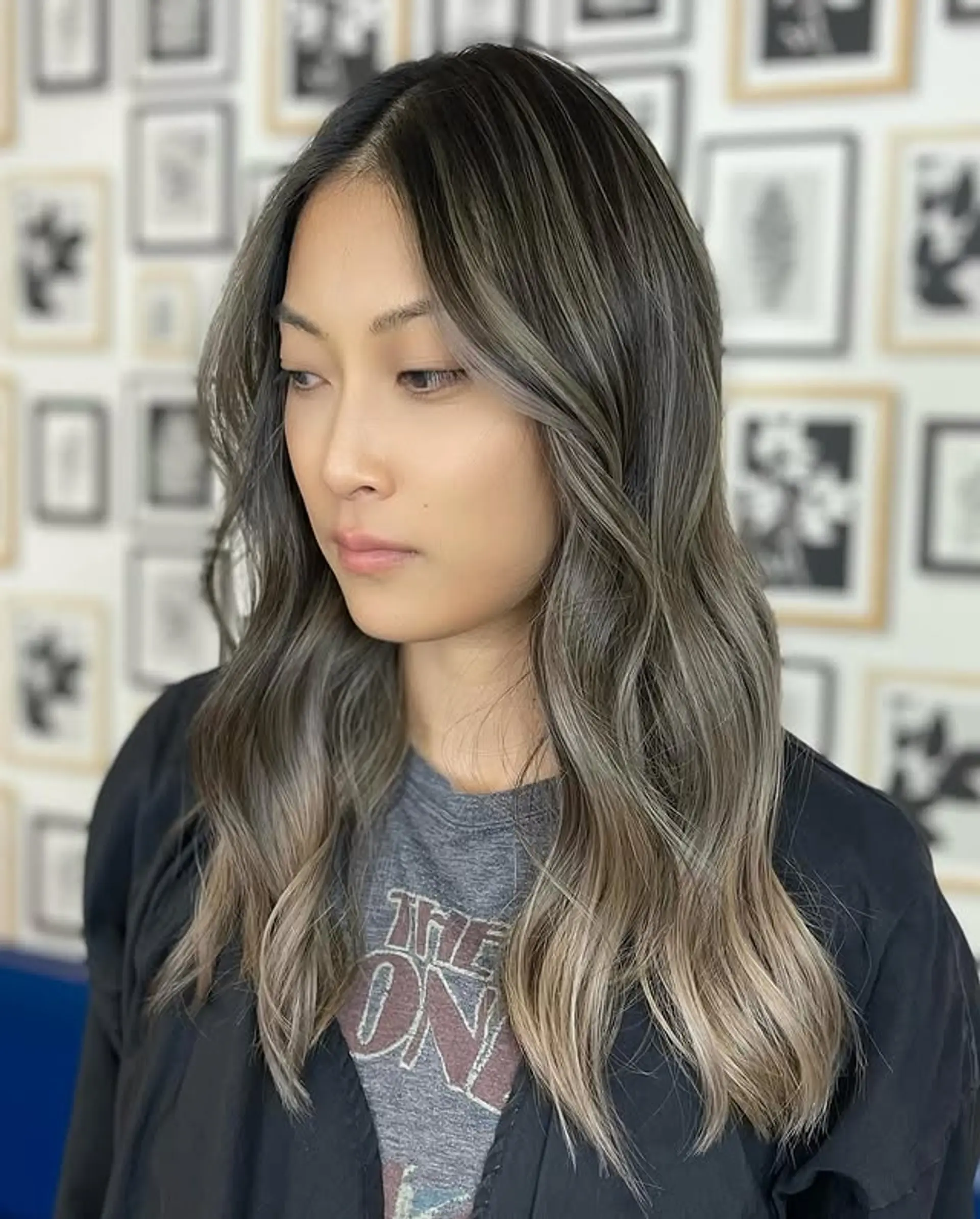 Wavy hairstyle with a blended balayage color transition. 1