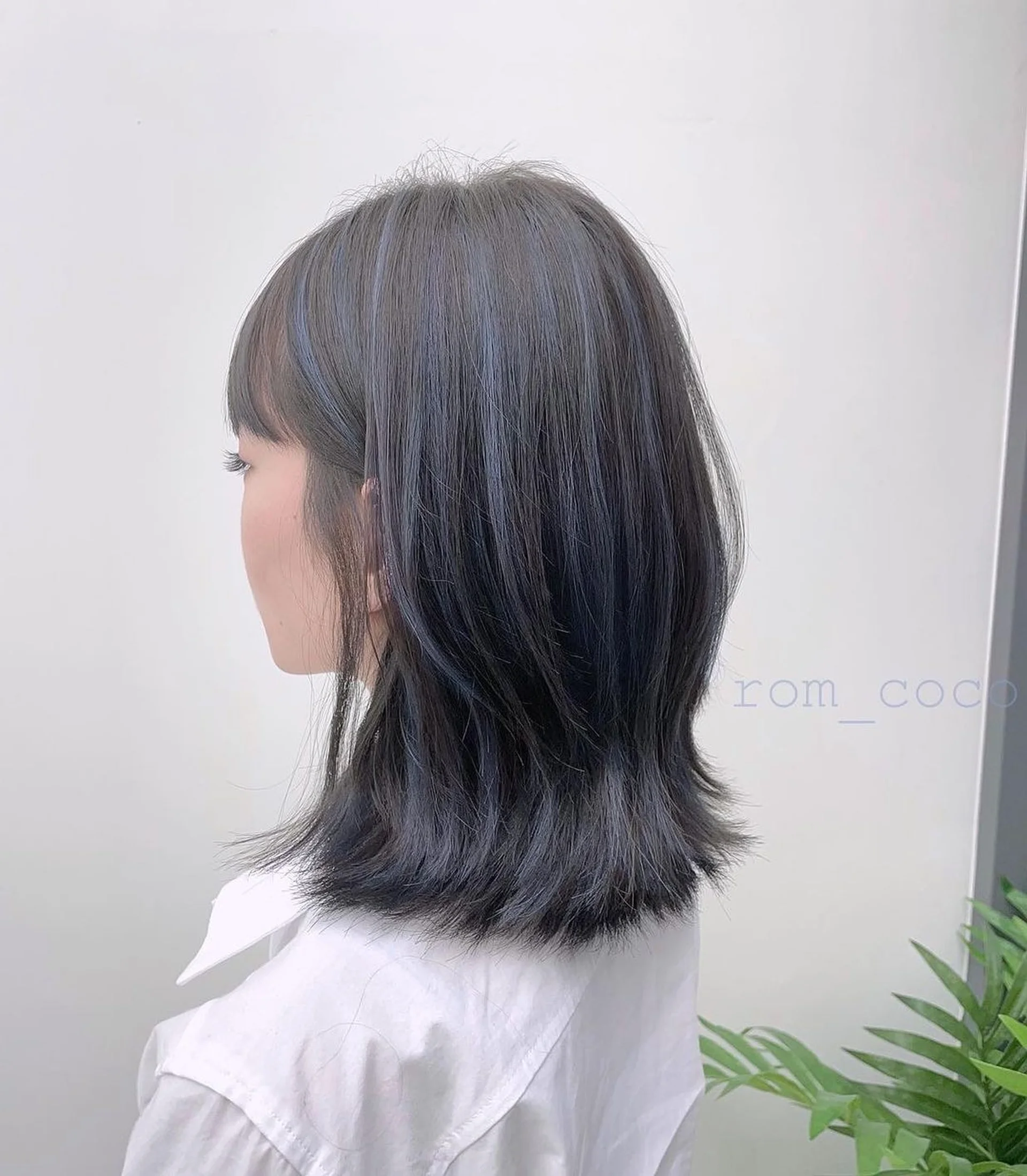 Long, straight, natural blonde hair with a middle part and layered, highlighted strands, perfect for spring - Preview 3