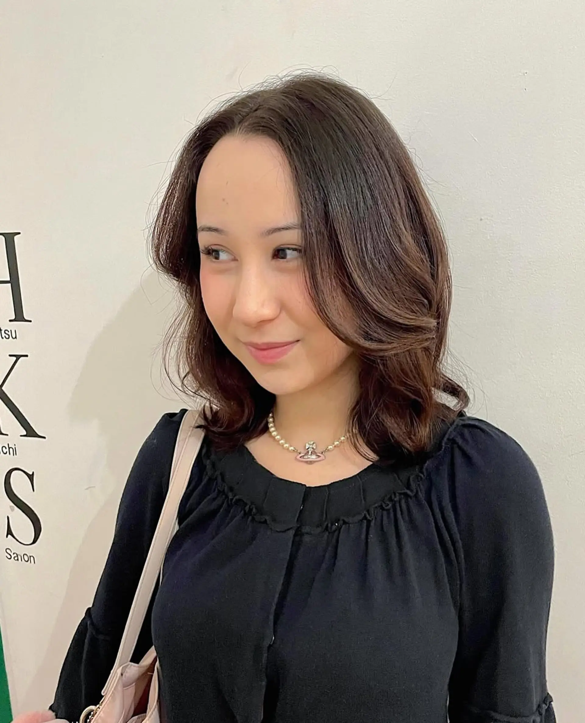 This style features a chic, medium-length cut with soft, voluminous waves and expertly layered, flipped-out ends, providing movement and a bouncy, effortlessly glamorous finish. 1