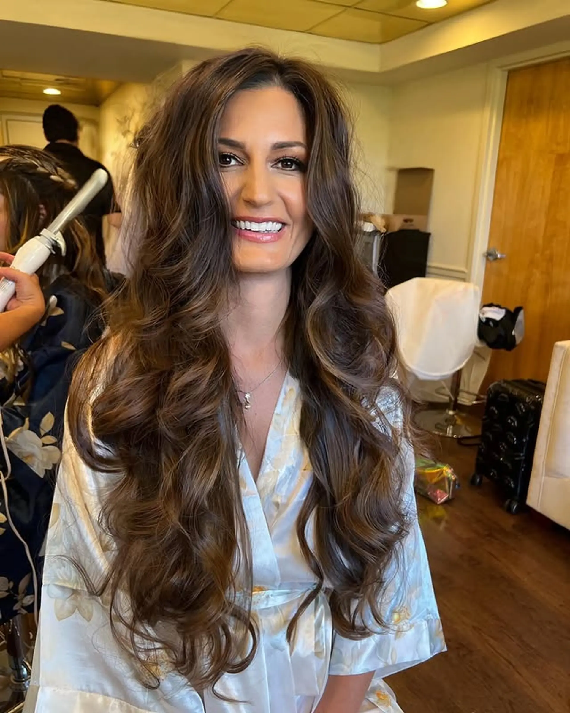 Gorgeous Bronde bombshell wavy hairstyle with big bouncy waves. 1