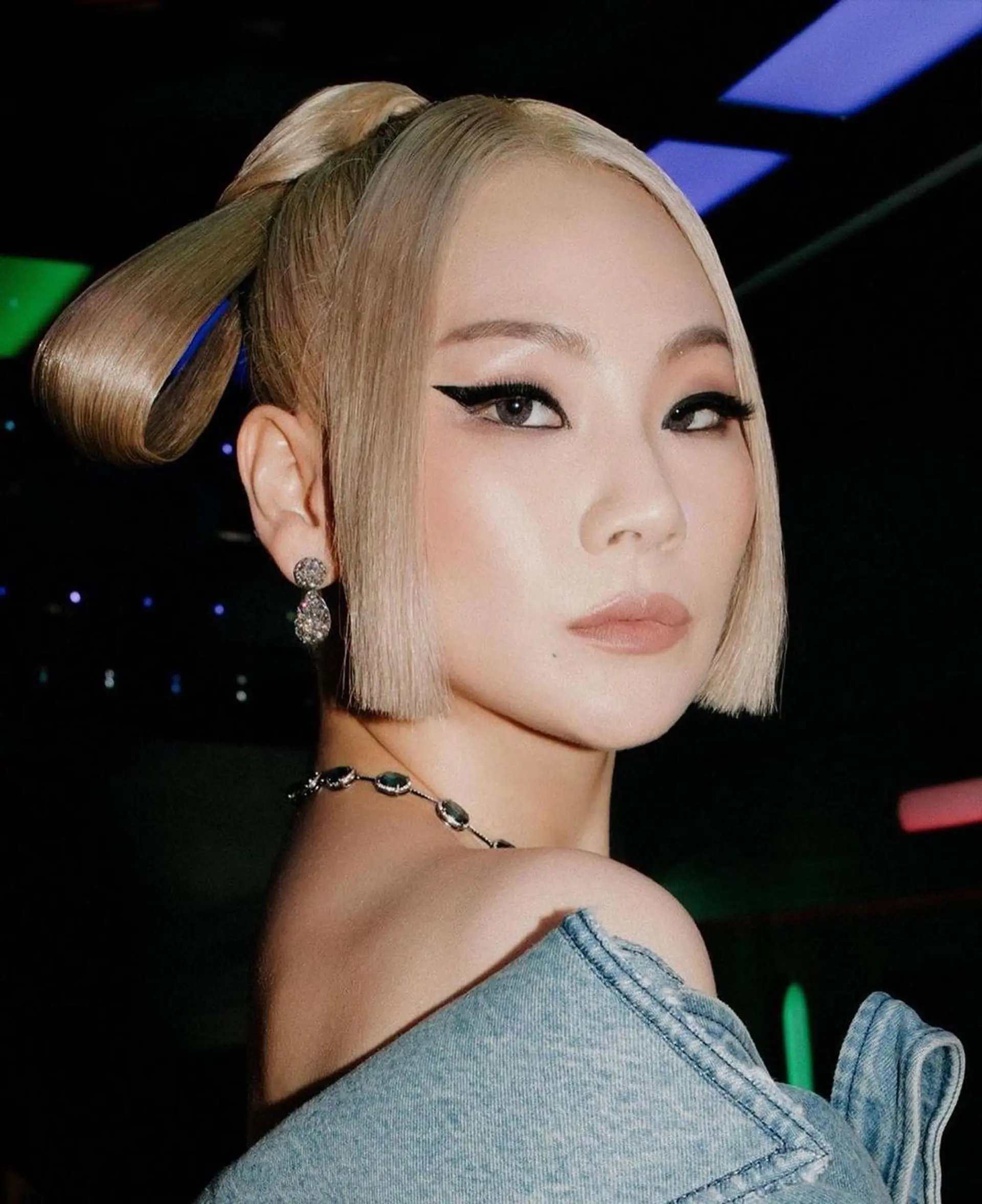 Hair designed for CL's look at Met gala 2021.
A sleek asymmetrical bob with a geometric high bun and a loop detail, featuring a platinum blonde color and a polished straight texture.  1