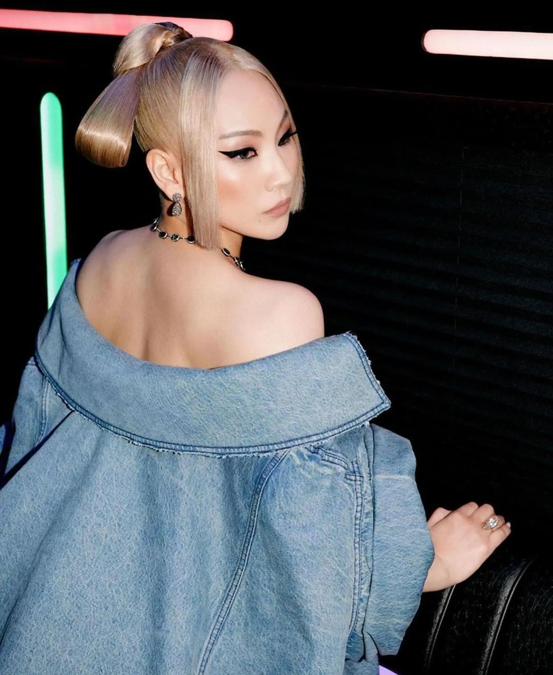 Hair designed for CL's look at Met gala 2021.
A sleek asymmetrical bob with a geometric high bun and a loop detail, featuring a platinum blonde color and a polished straight texture.  2