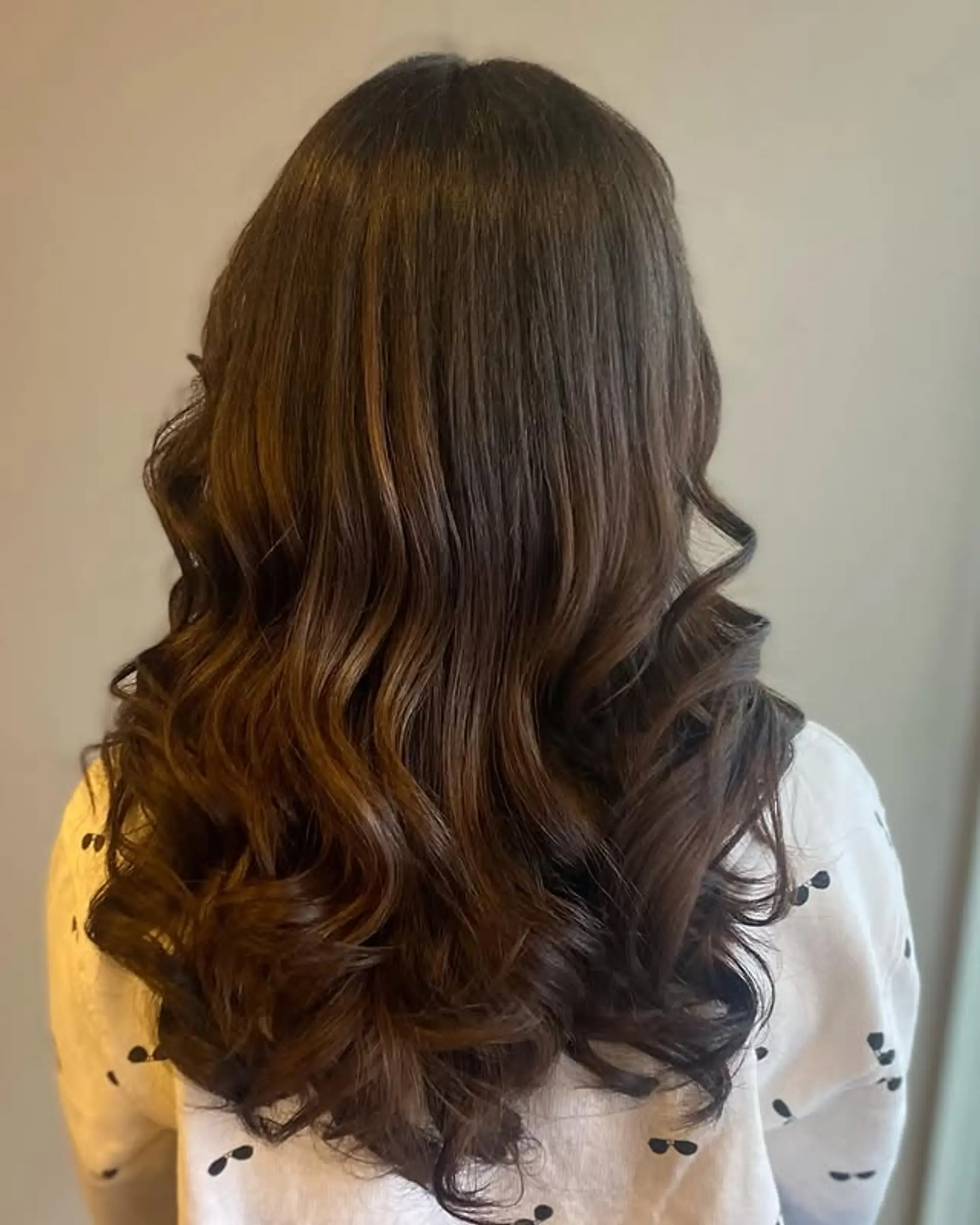 Long, soft waves with a layered cut. 1