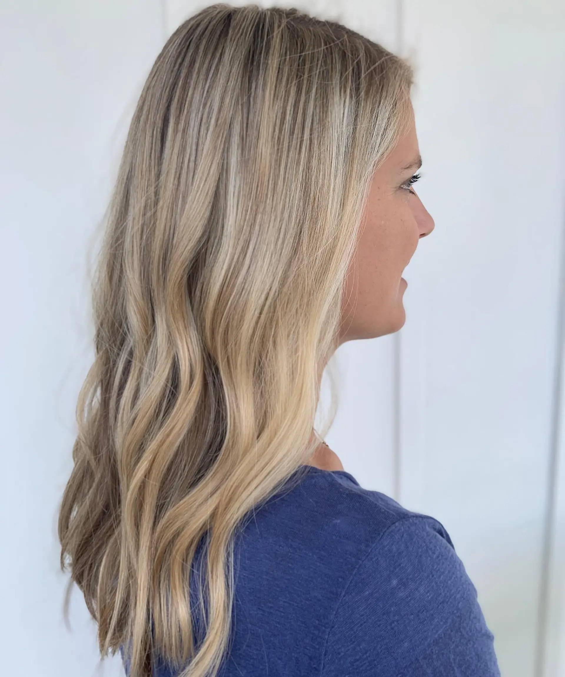 Long, woven blonde highlights styled in loose, effortless waves. 1